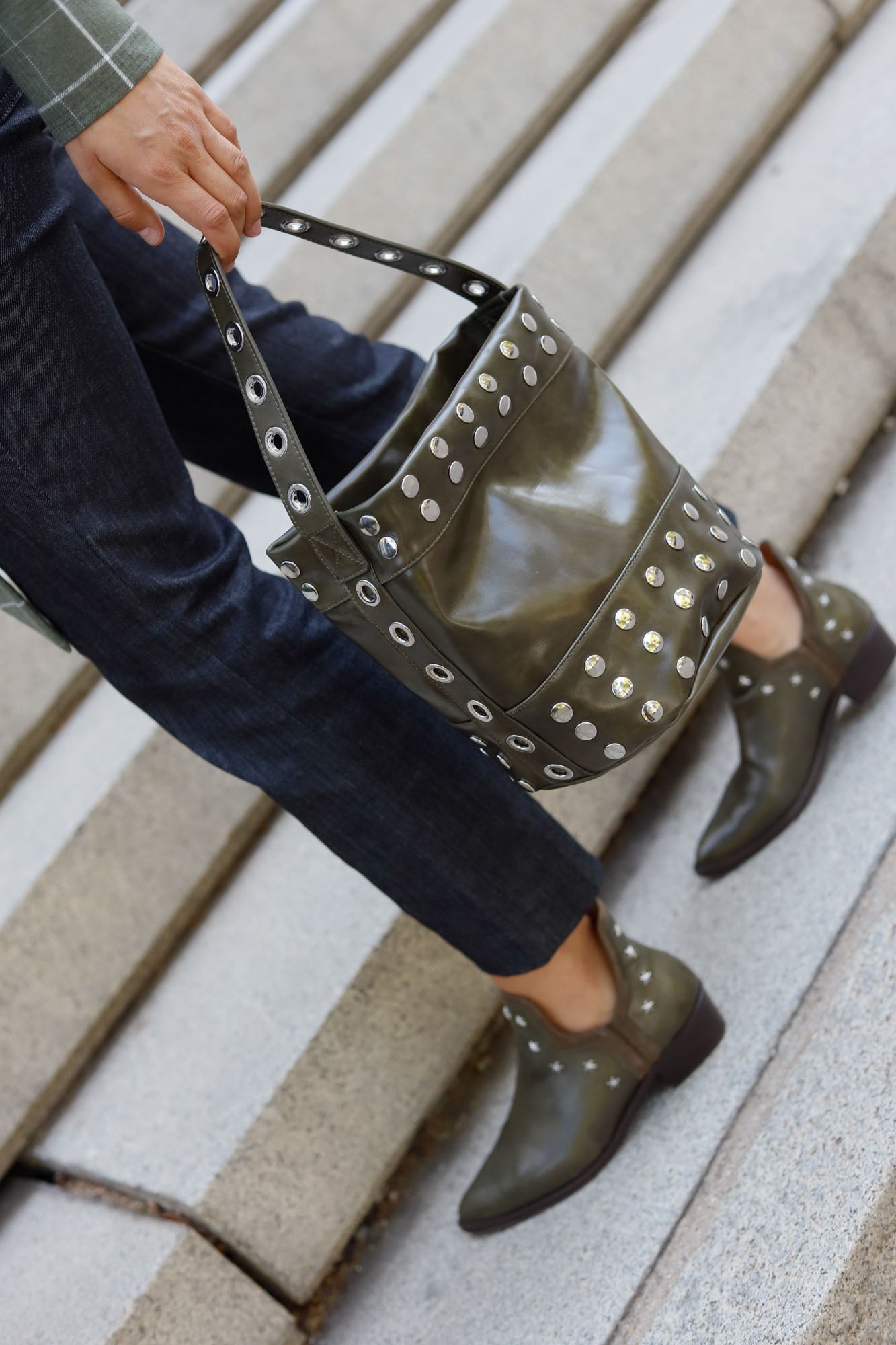 BOLSO BUCKET MINI TACHAS KHAKI