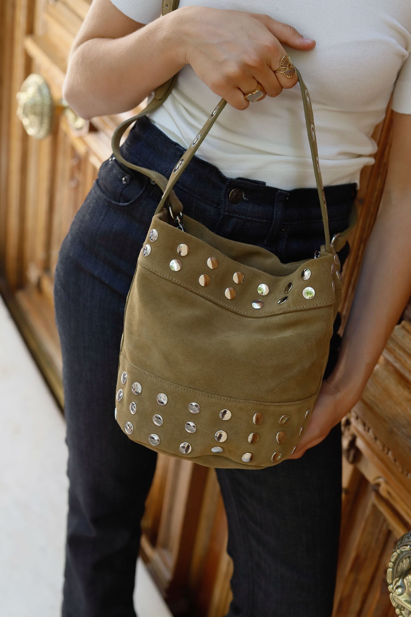 BOLSO BUCKET MINI TACHAS SERRAJE TOSTADO
