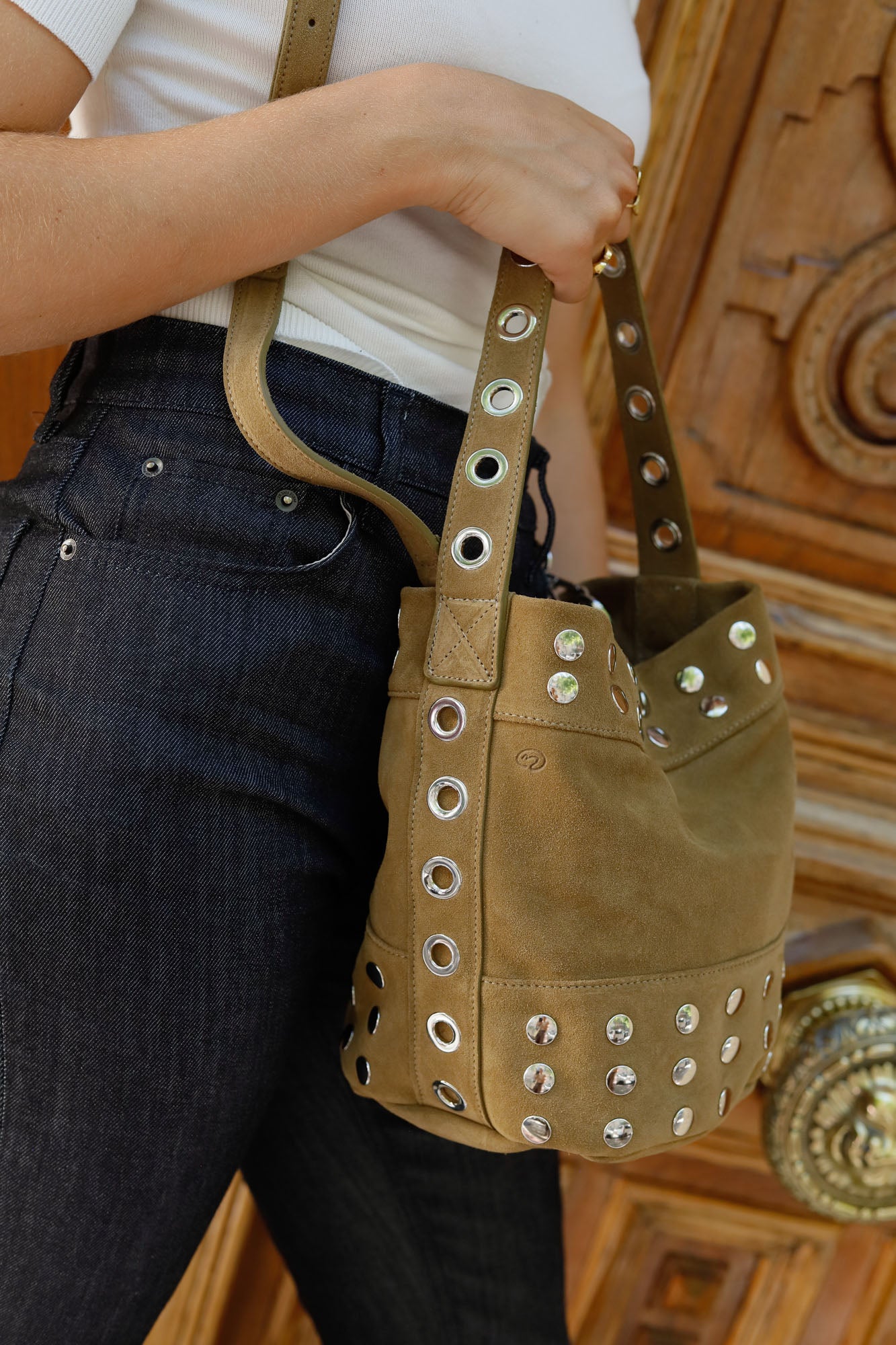 BOLSO BUCKET MINI TACHAS SERRAJE TOSTADO