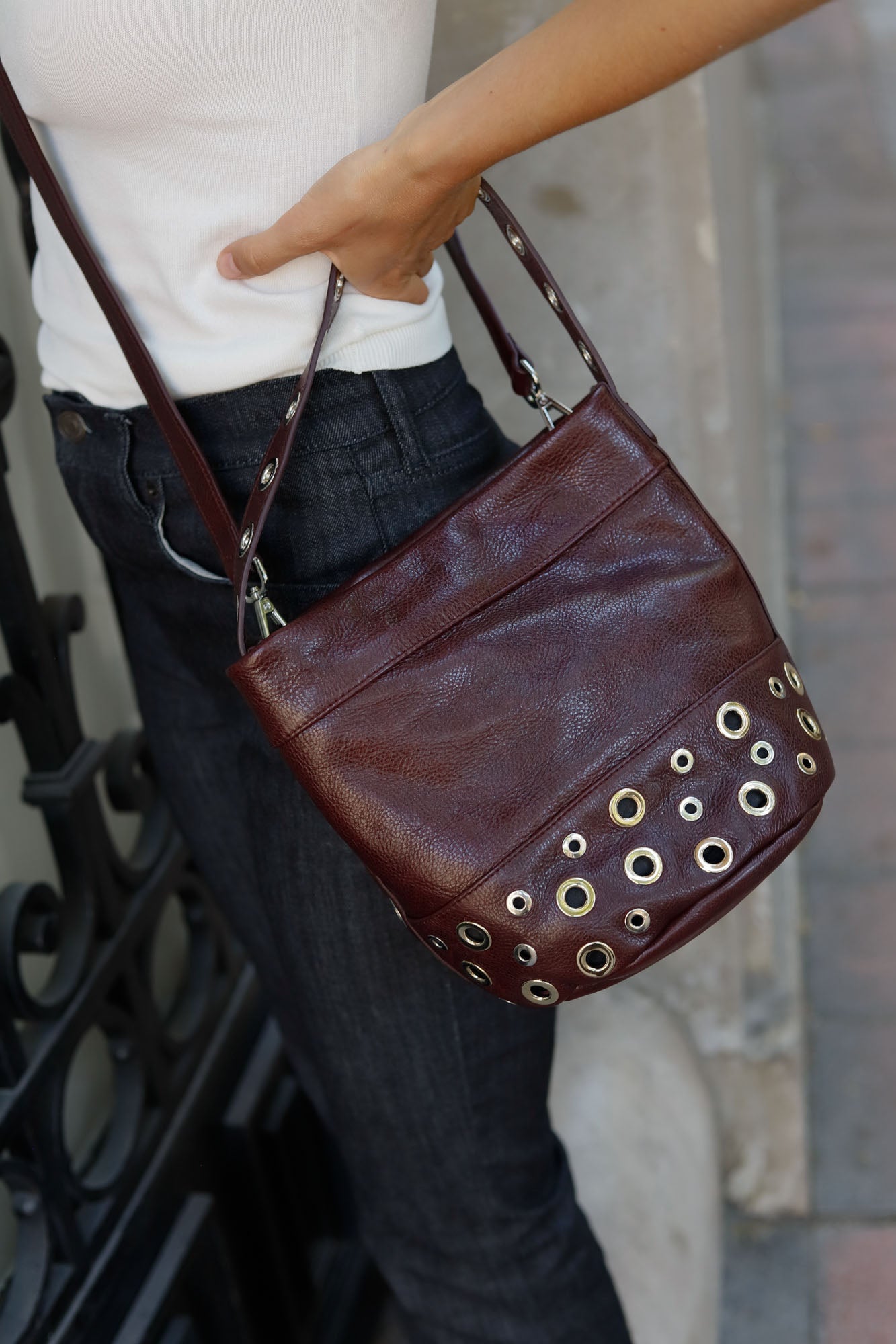 BOLSO BUCKET MINI ROCK BURDEOS