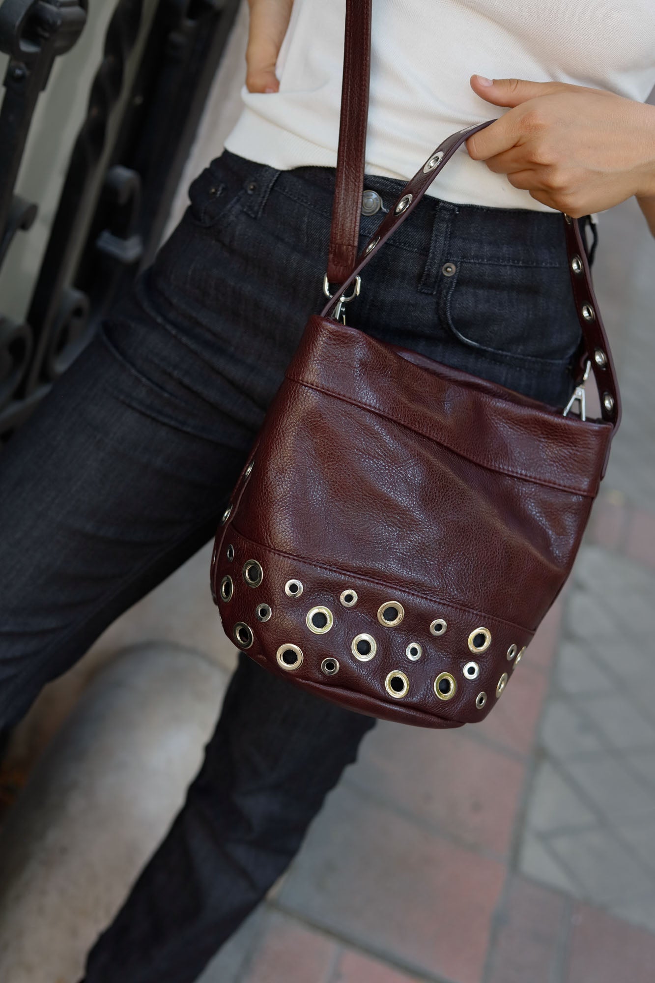 BOLSO BUCKET MINI ROCK BURDEOS