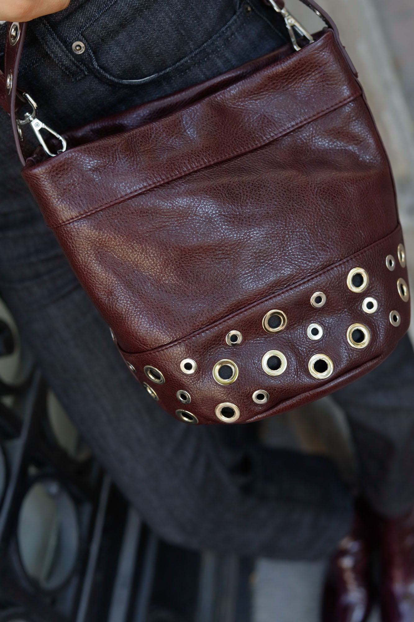 BOLSO BUCKET MINI ROCK BURDEOS