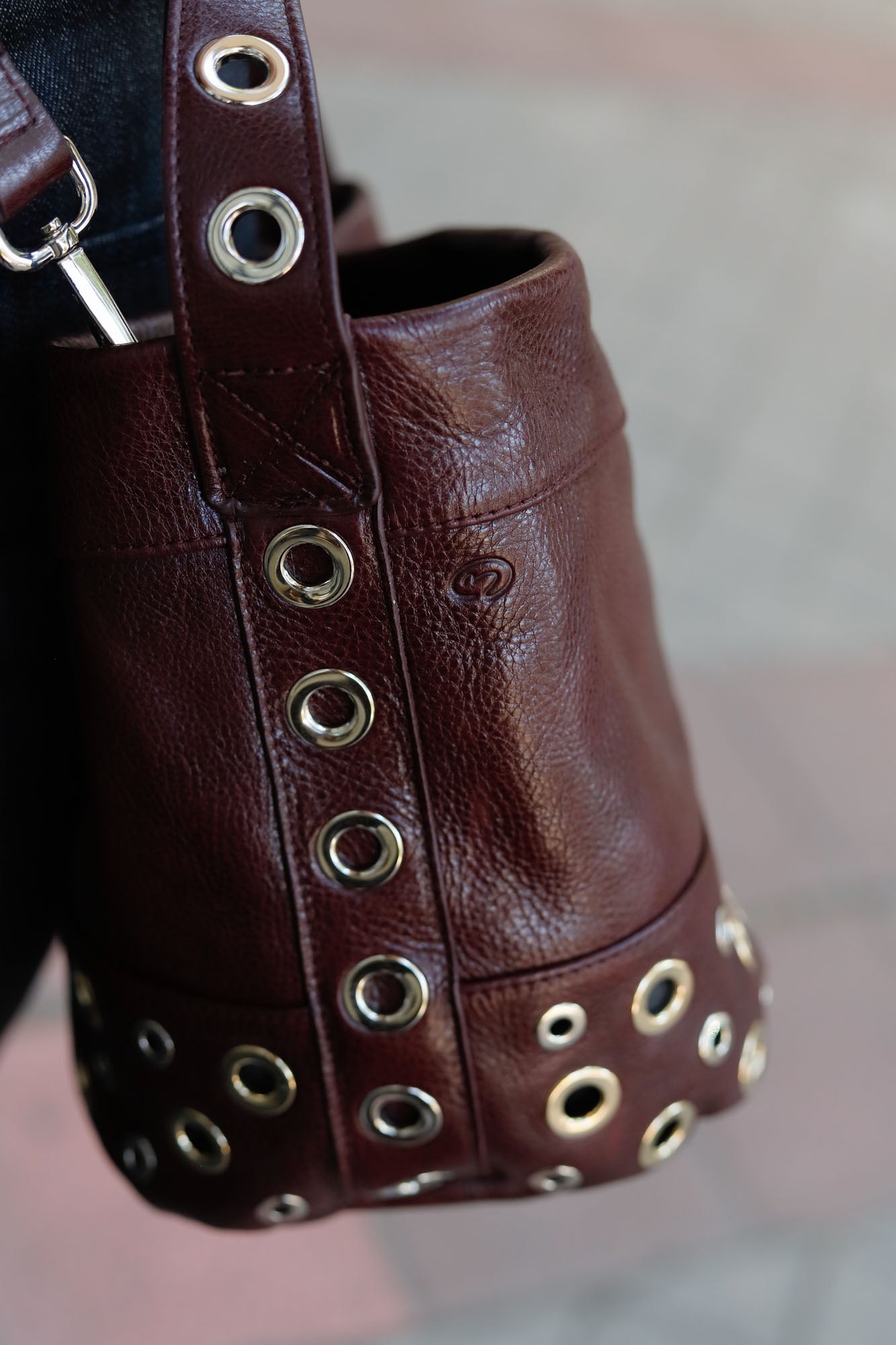 BOLSO BUCKET MINI ROCK BURDEOS