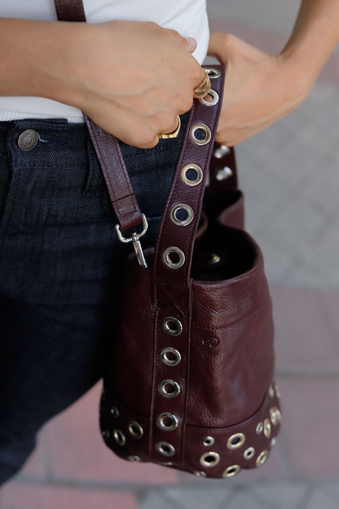 BOLSO BUCKET MINI ROCK BURDEOS