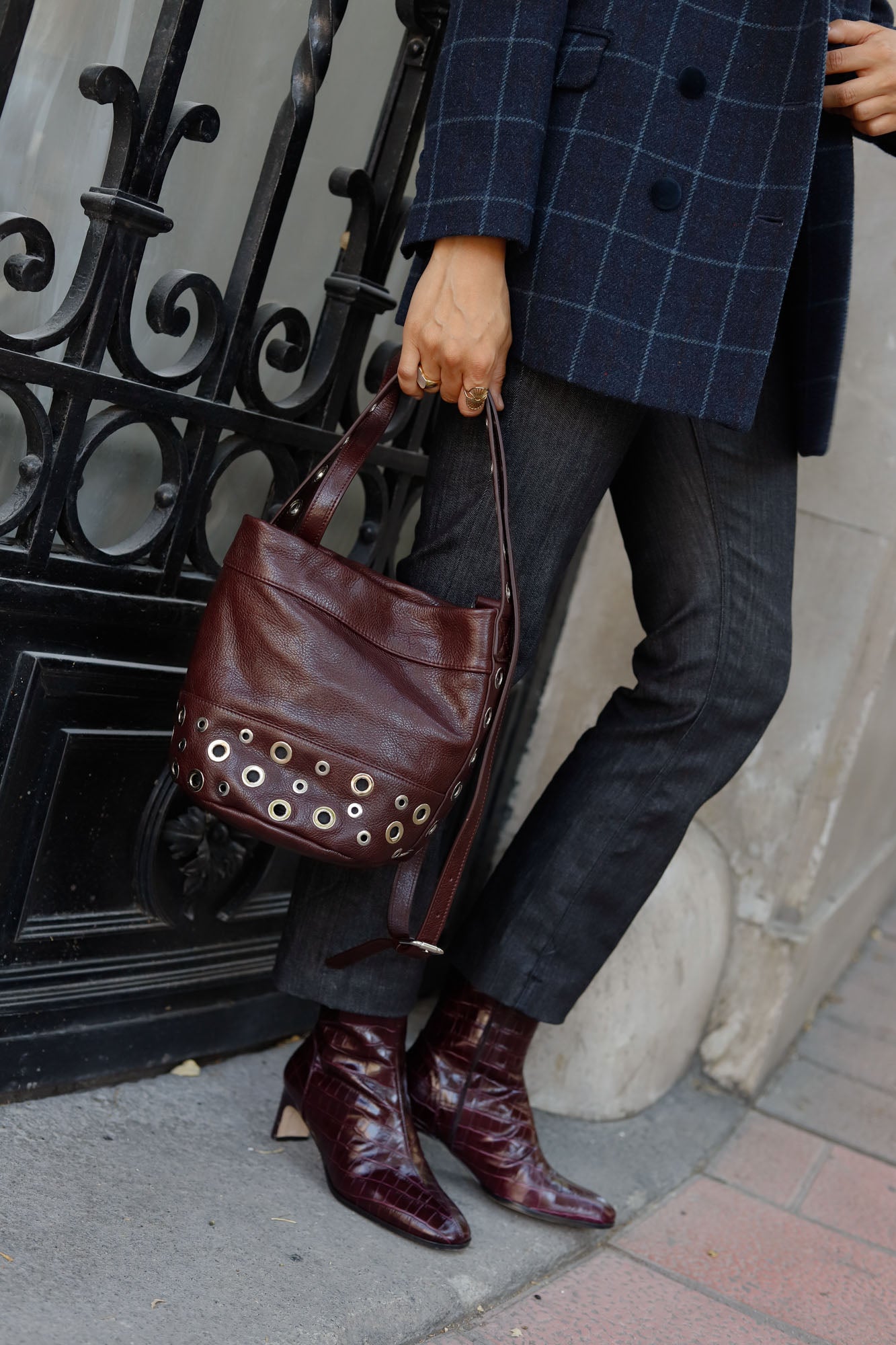 BOLSO BUCKET MINI ROCK BURDEOS