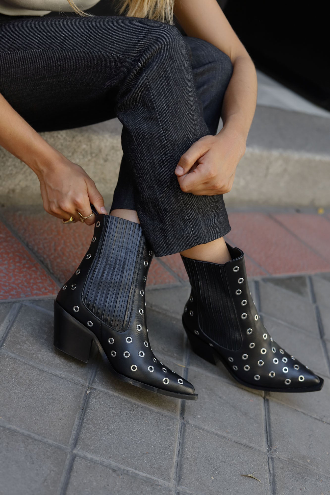 BOTA VELA EYELETS NEGRO 7CM