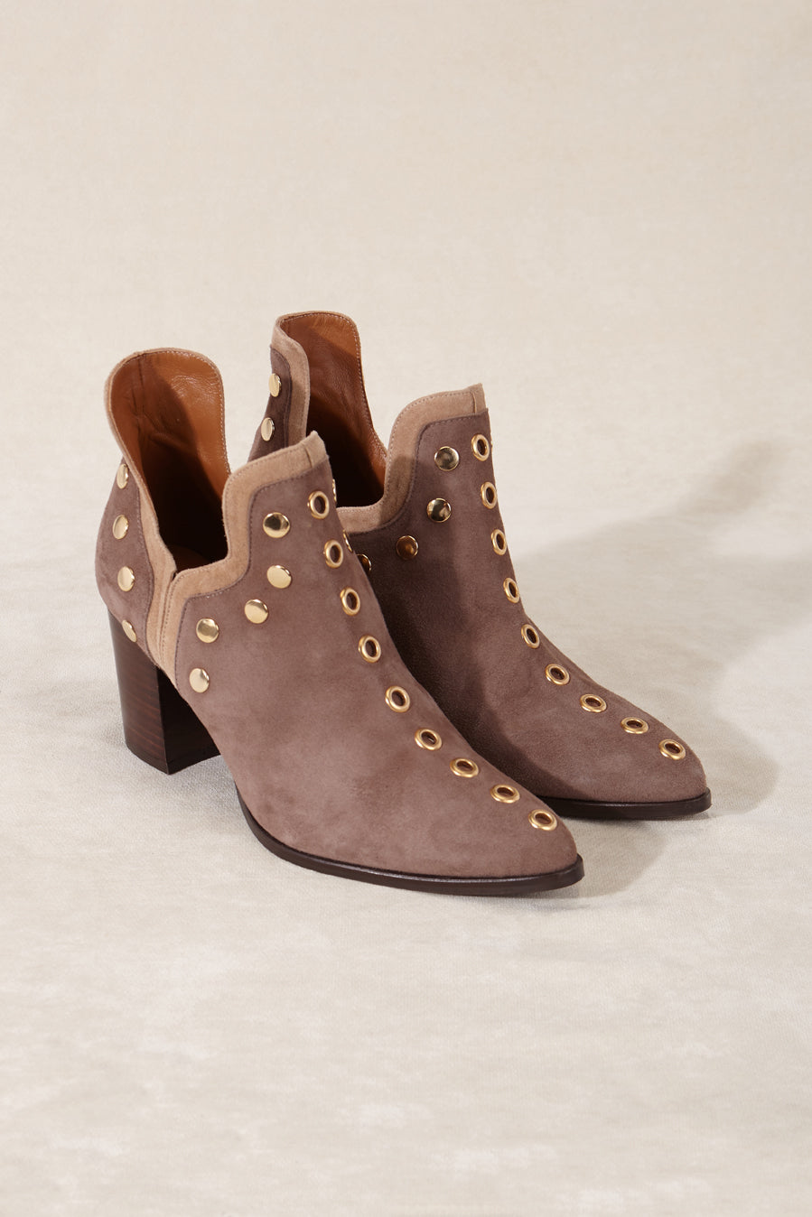 PUNKY BOOTS ANTE BEIGE TACHAS ORO TACON 7CM