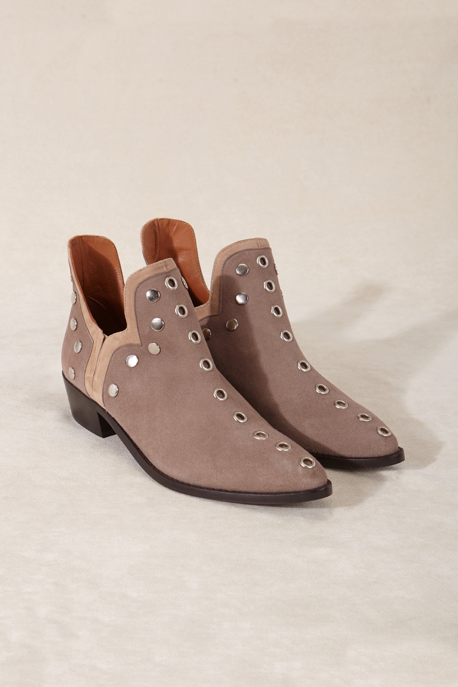 PUNKY BOOTS ANTE BEIGE TACHAS PLATA 4CM