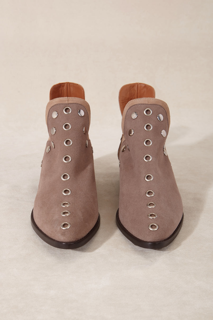 PUNKY BOOTS ANTE BEIGE TACHAS PLATA 4CM