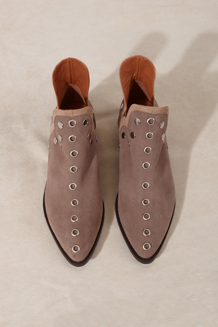 PUNKY BOOTS ANTE BEIGE TACHAS PLATA 4CM