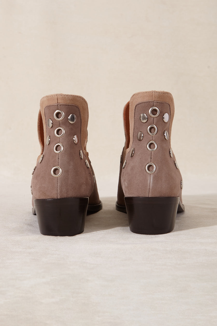 PUNKY BOOTS ANTE BEIGE TACHAS PLATA 4CM