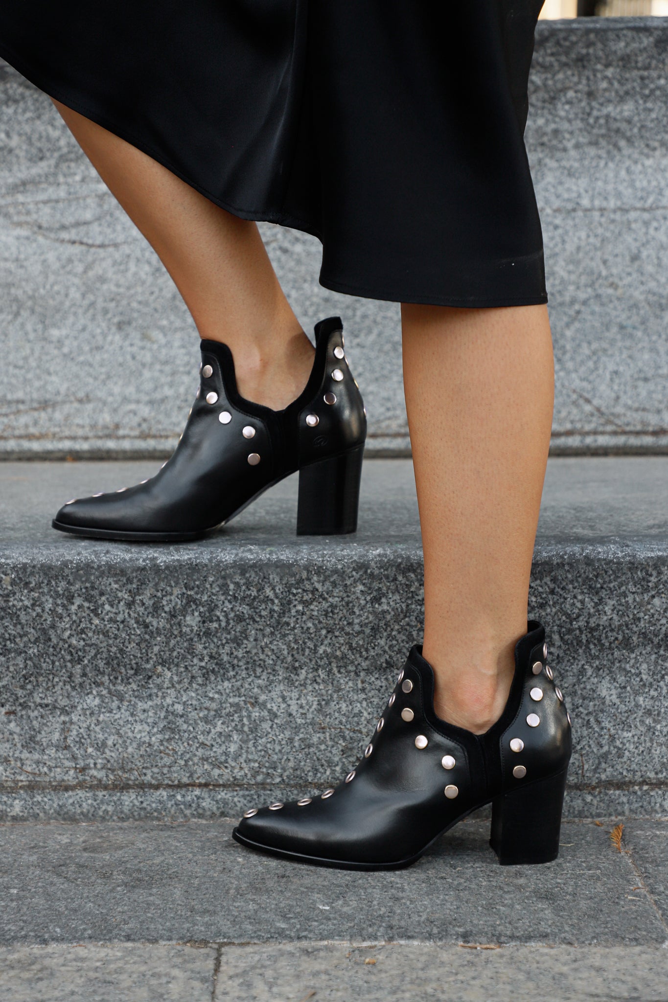 PUNKY BOOTS NEGRO TACHAS PLATA TACON 7CM