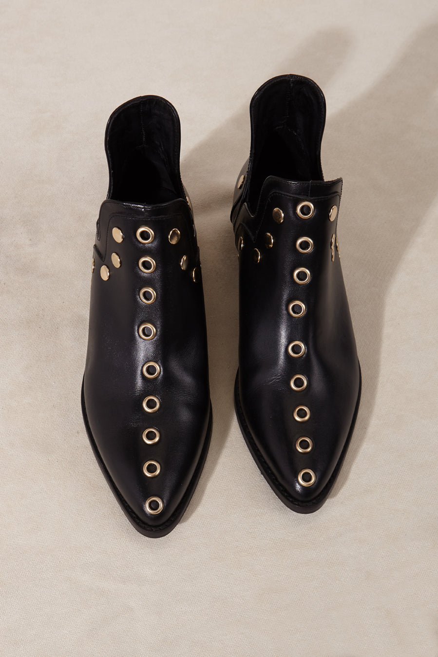 PUNKY BOOTS NEGRAS TACHAS ORO 4CM