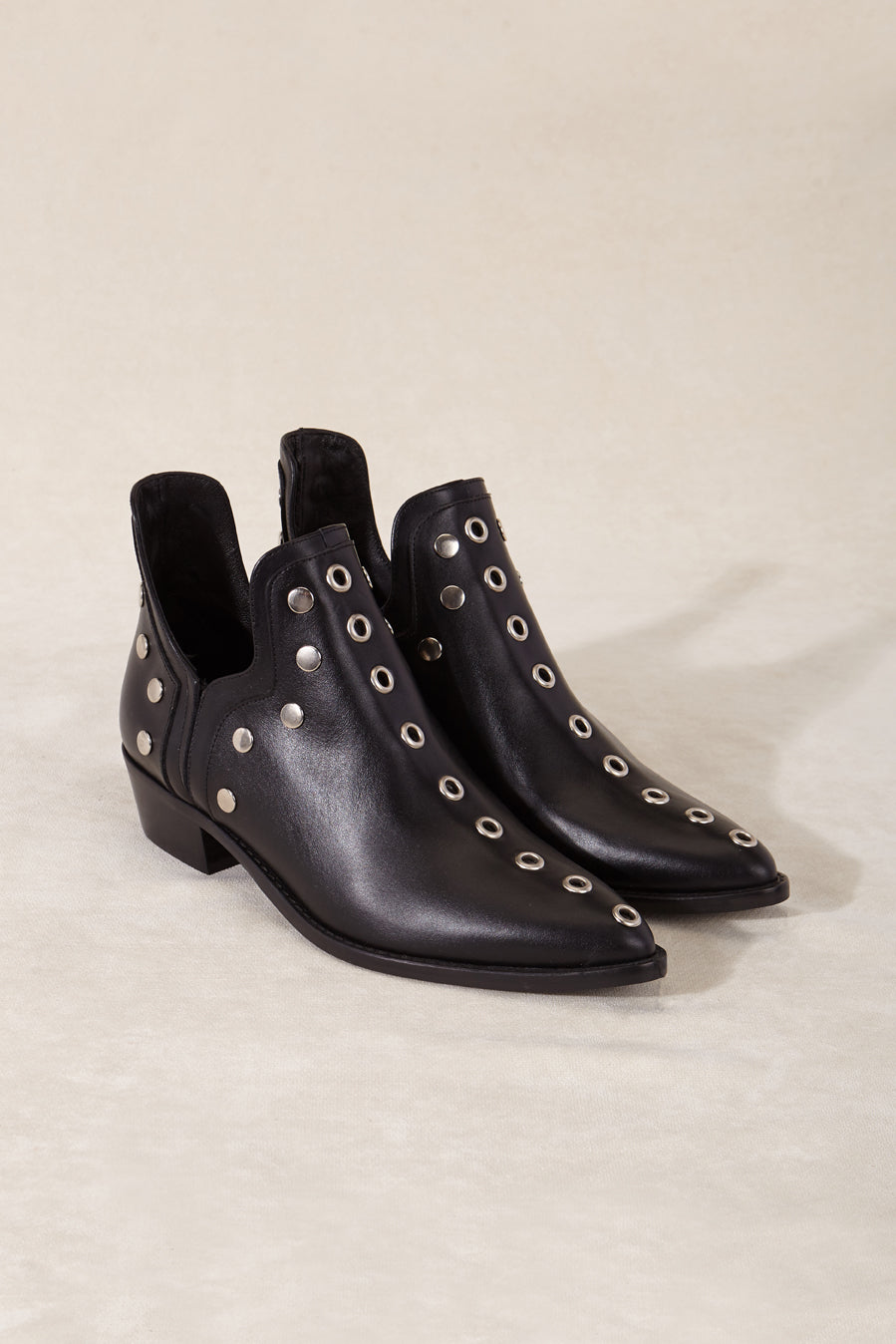 PUNKY BOOTS NEGRAS TACHAS PLATA 4CM