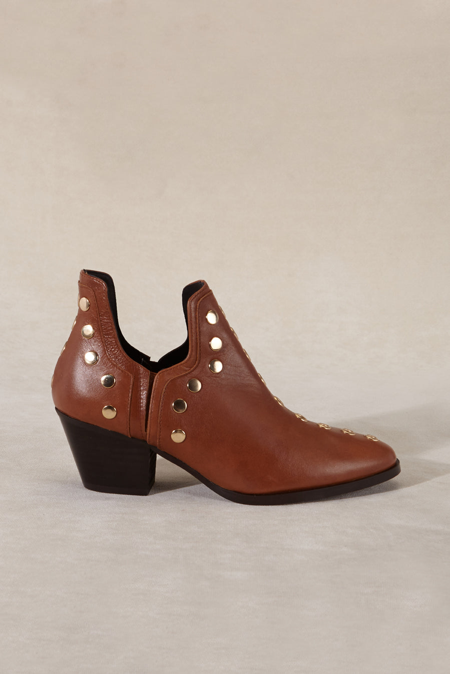 Punky boot marron tachas oro