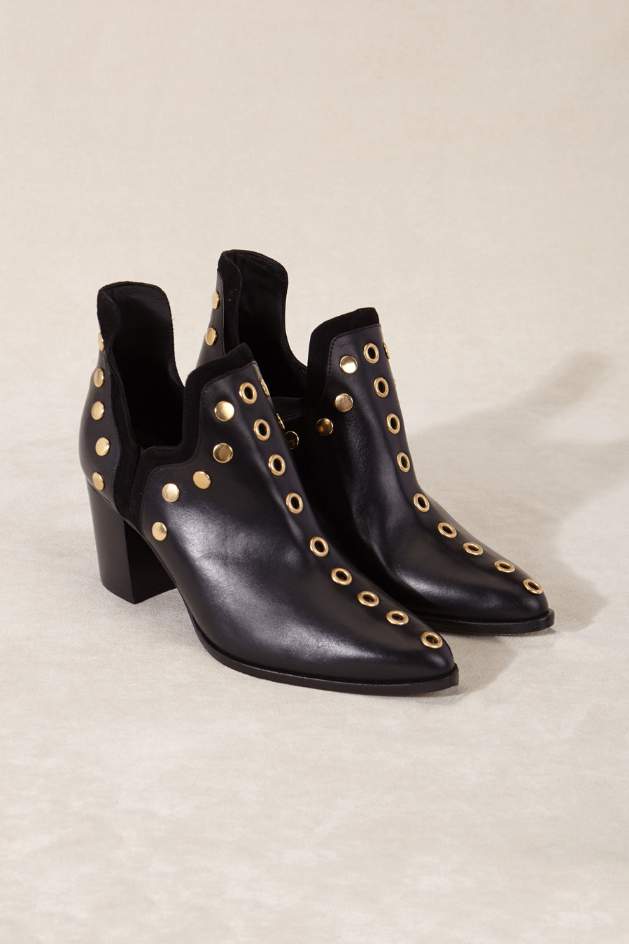 PUNKY BOOTS NEGRAS TACHAS ORO TACON 7CM