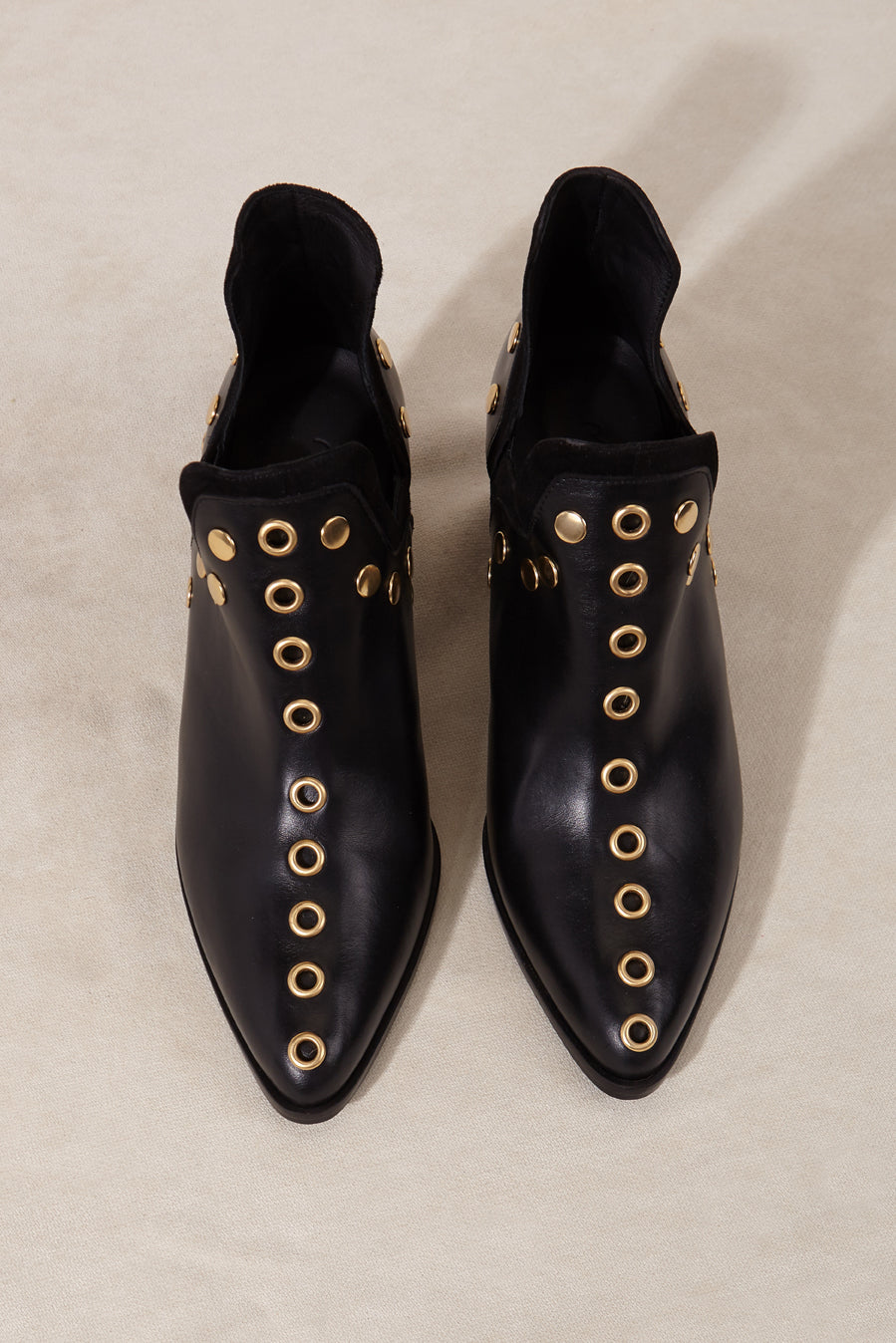 PUNKY BOOTS NEGRAS TACHAS ORO TACON 7CM