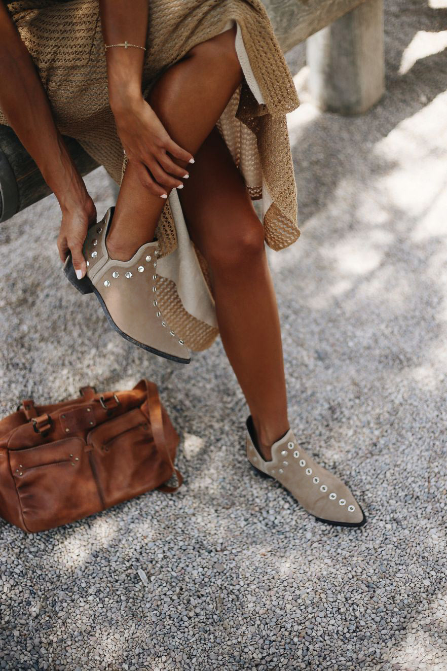 PUNKY BOOTS ANTE BEIGE TACHAS PLATA 4CM