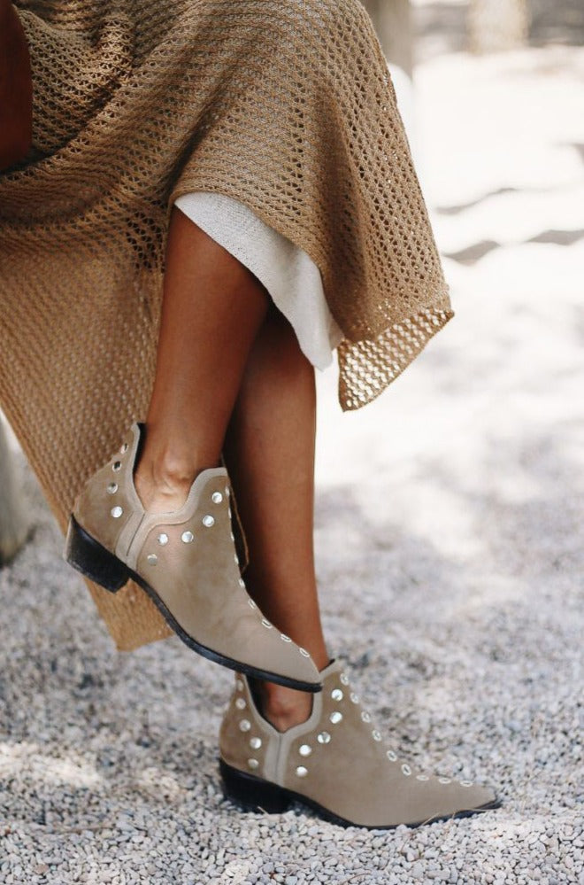 PUNKY BOOTS ANTE BEIGE TACHAS PLATA 4CM