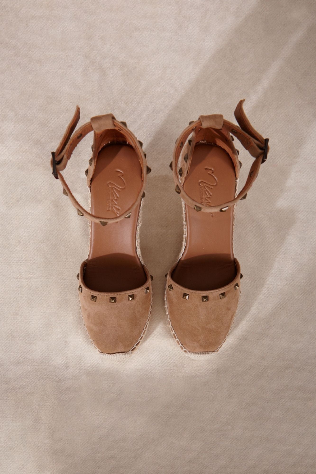 Sandalia de piel ante color beige con tachas para verano handmade in Spain