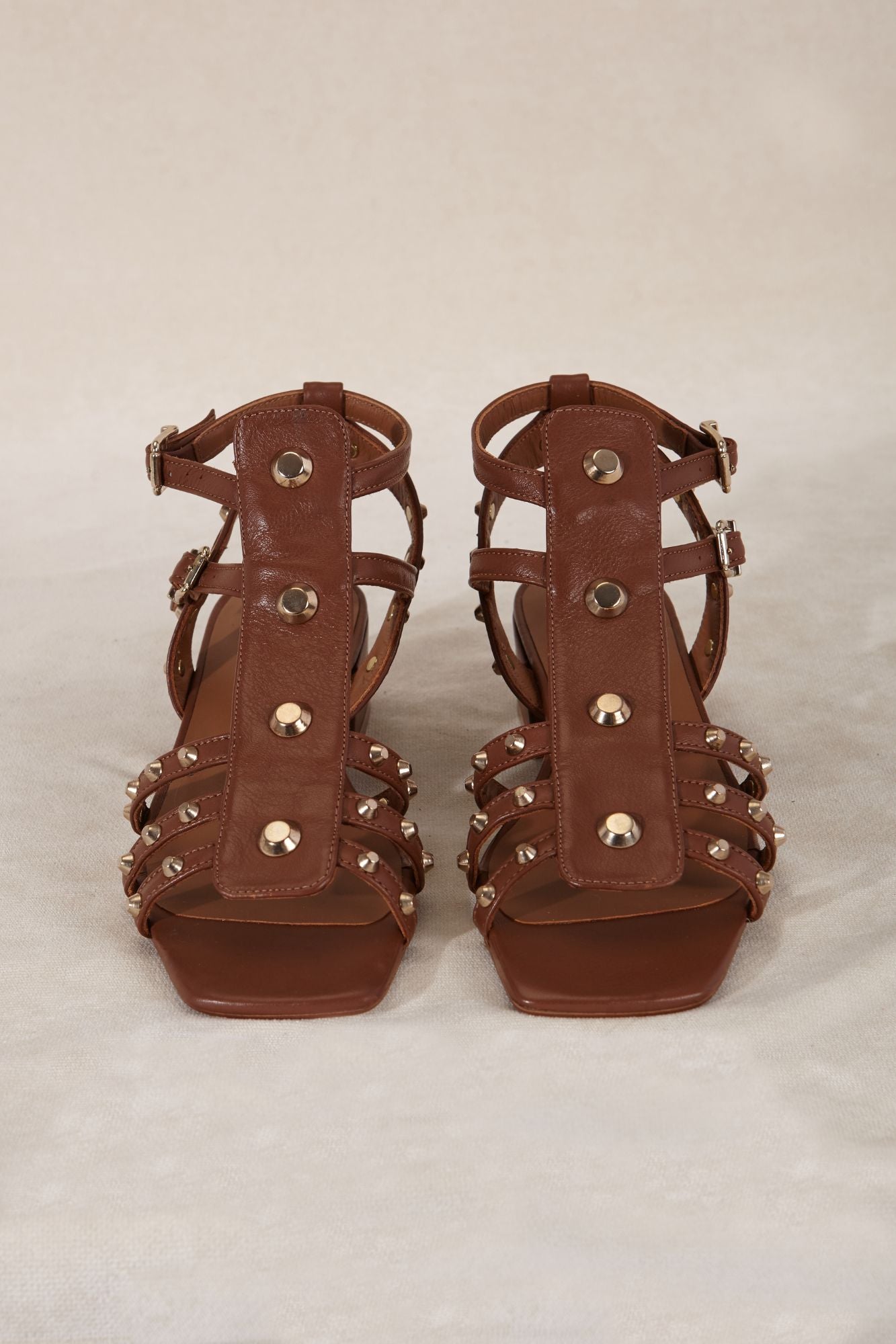 Sandalia hecha en España con piel 100% y detalles dorados