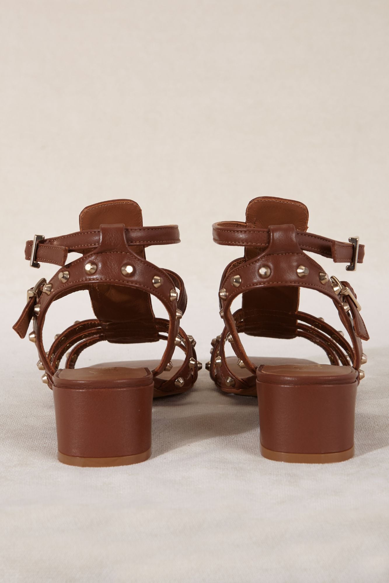 Sandalia de piel color cuero marrón para verano con tachas metálicas