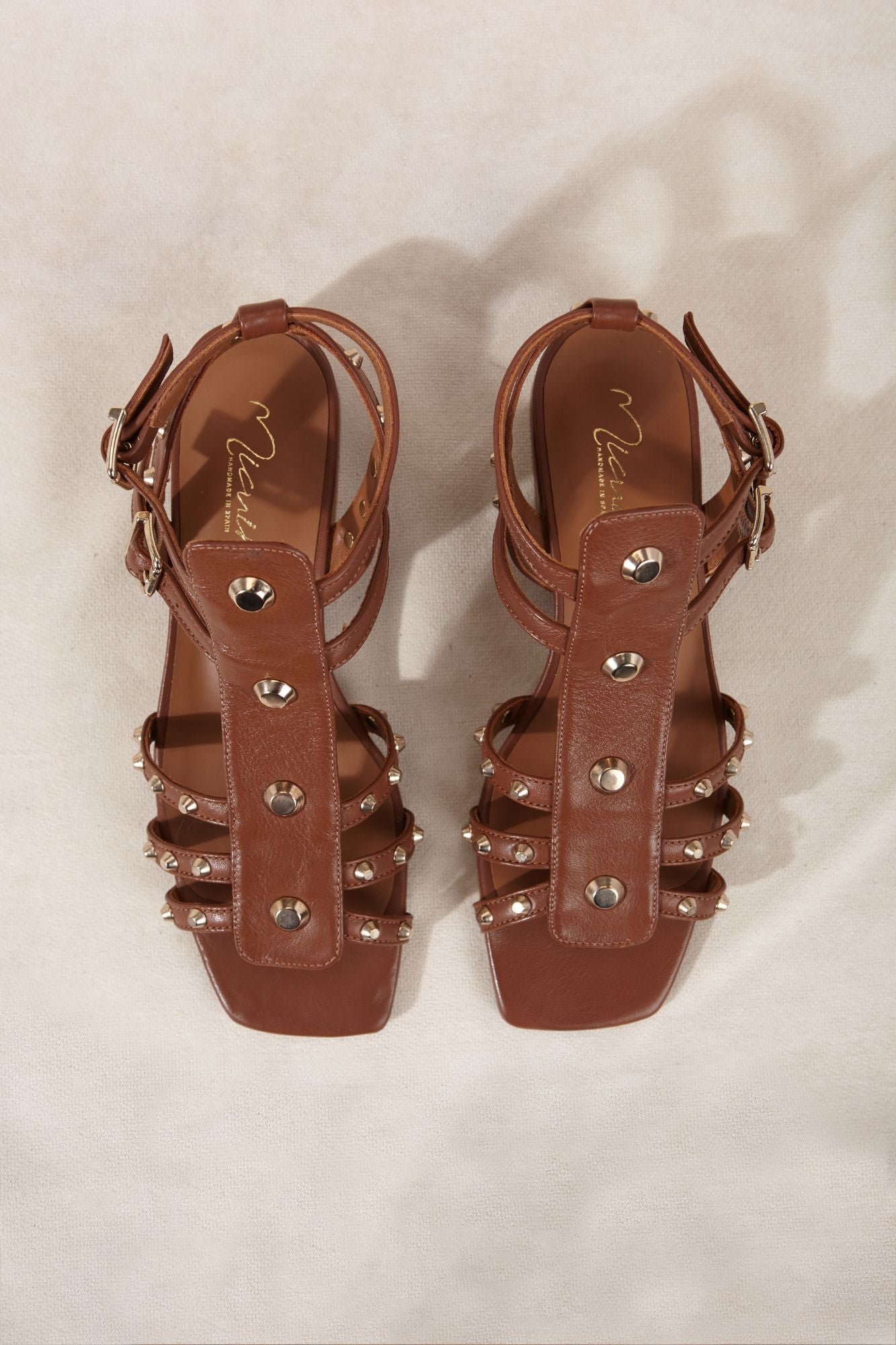 Sandalia hecha en España de piel color marrón para verano