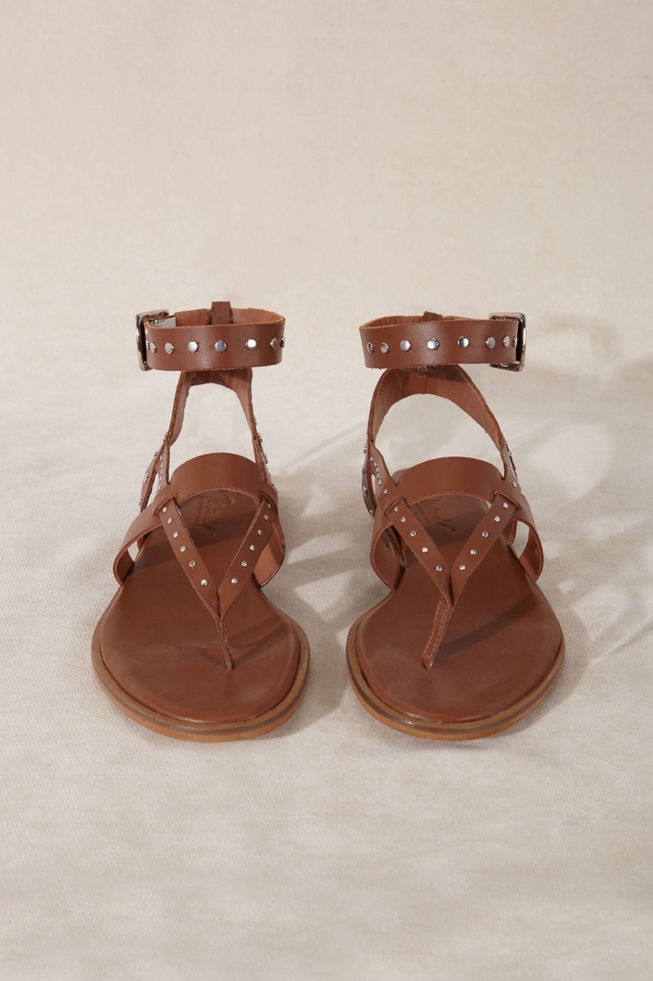 Sandalia plana de piel correas de color marrón para verano España