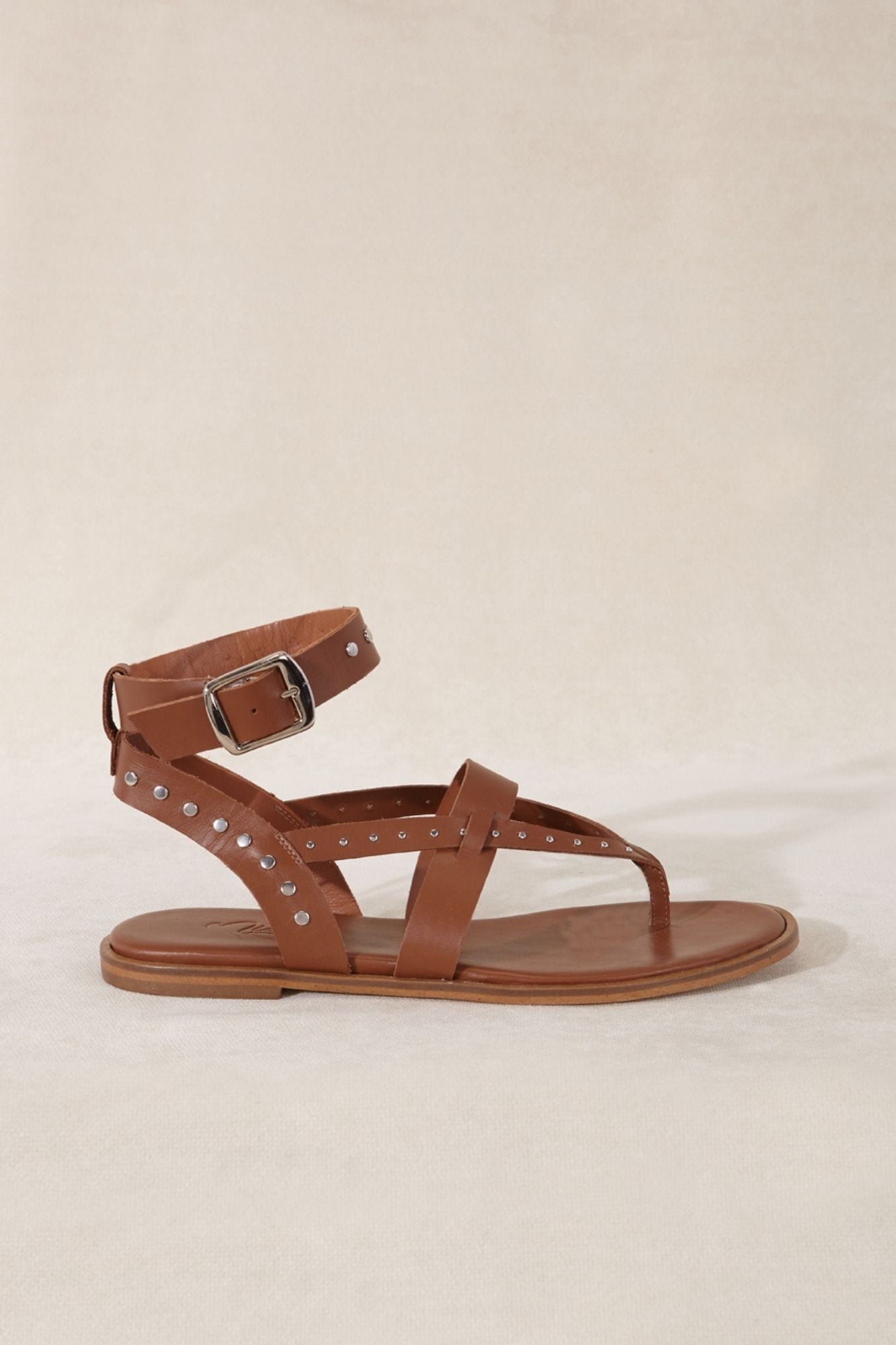 Sandalia plana de piel cuero color marrón con correas para verano