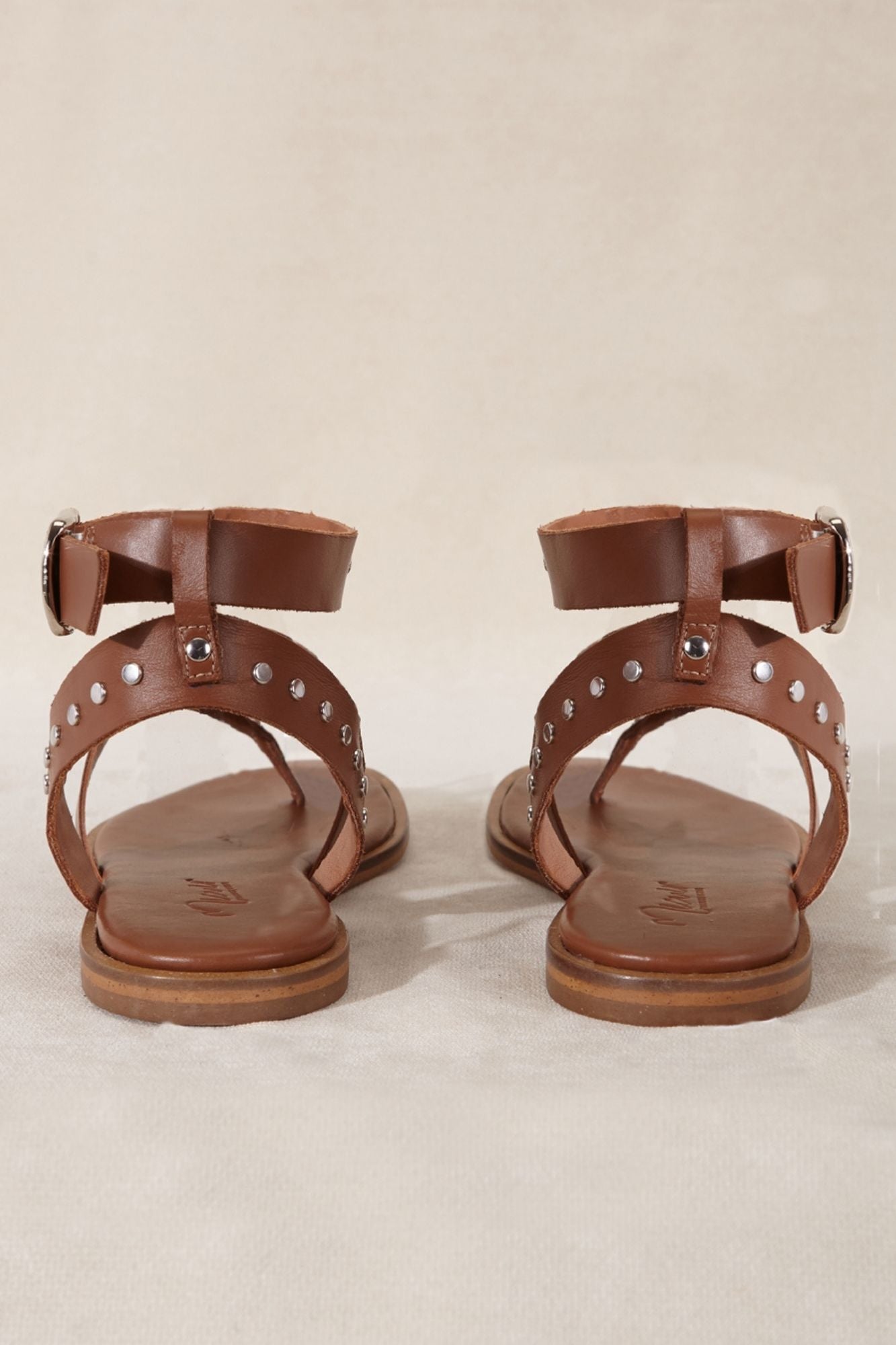 Sandalias planas de piel color marrón 100% artesanal con detalles metálicos