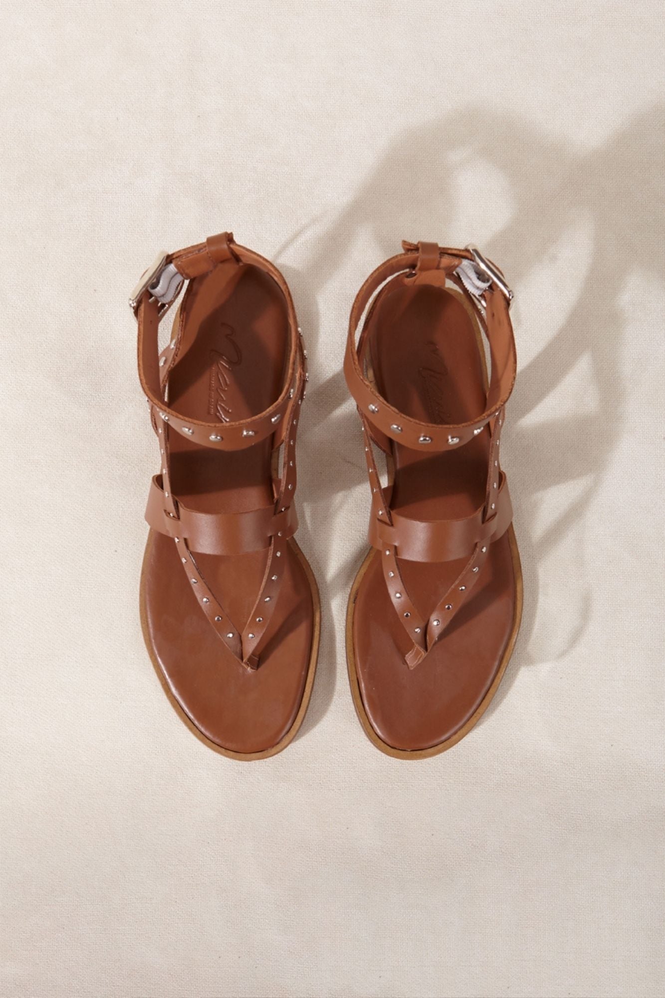 Sandalia plana de piel correas de color marrón para verano España