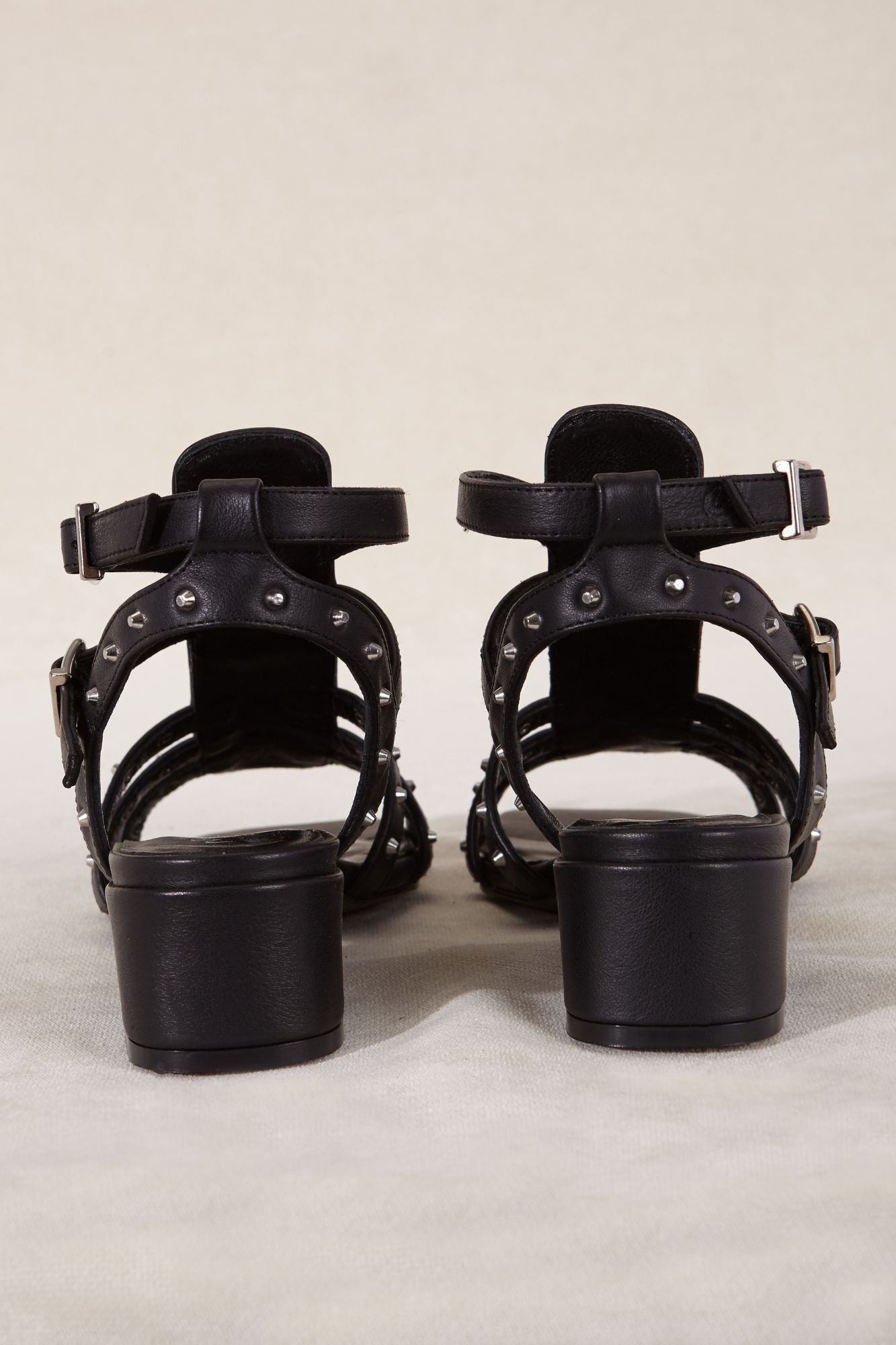 Sandalia hecha en España con piel negra 100% y detalles plata