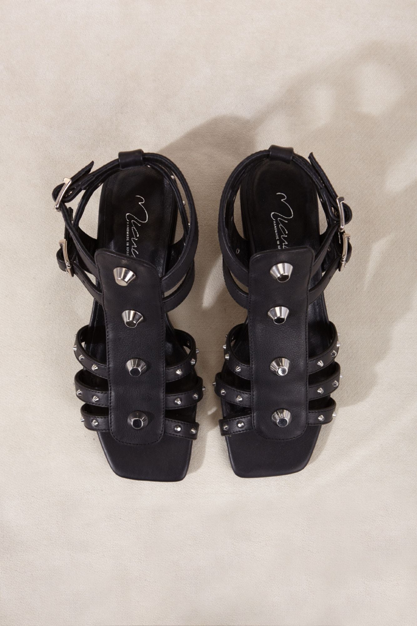 Sandalia de piel cuero negro tacón bajo con detalles metálicos