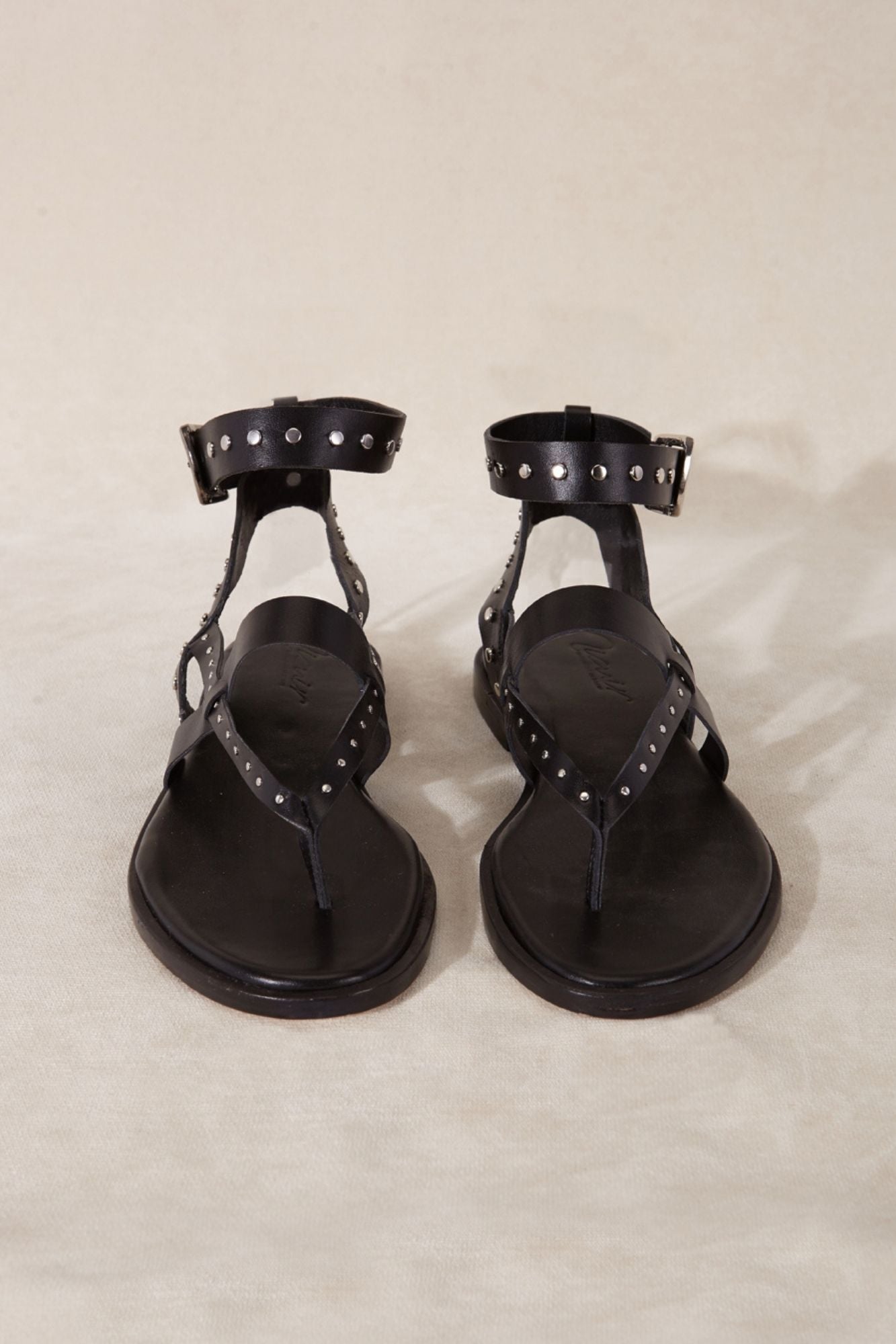 Sandalia plana para verano hecho con piel 100% color negro artesanal con correas