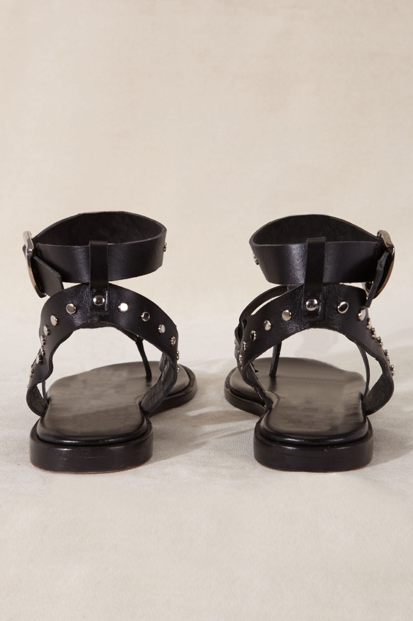 Sandalias planas de piel color negro 100% artesanal con detalles metálicos