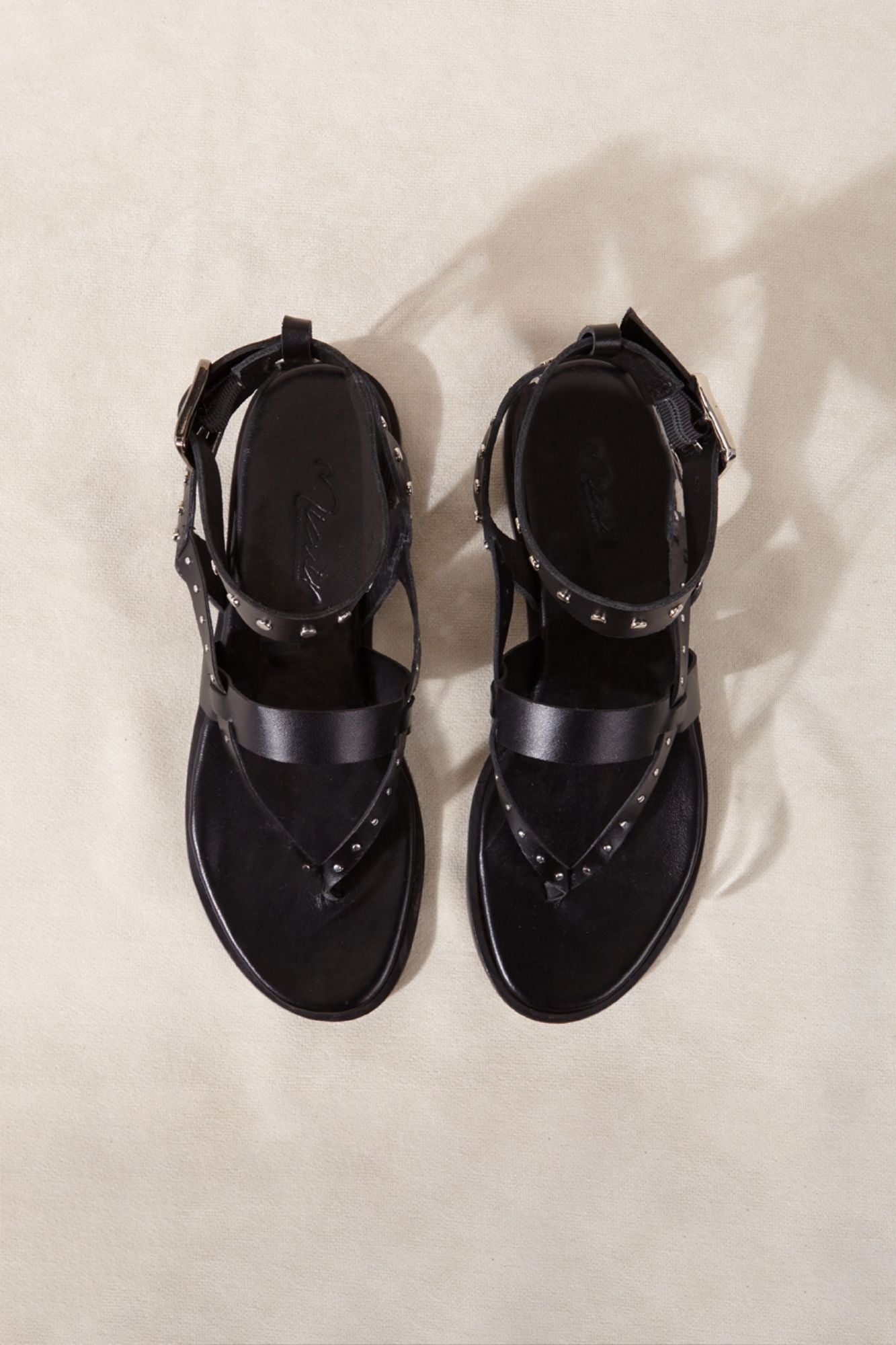 Sandalia plana de piel correas de color negro para verano España