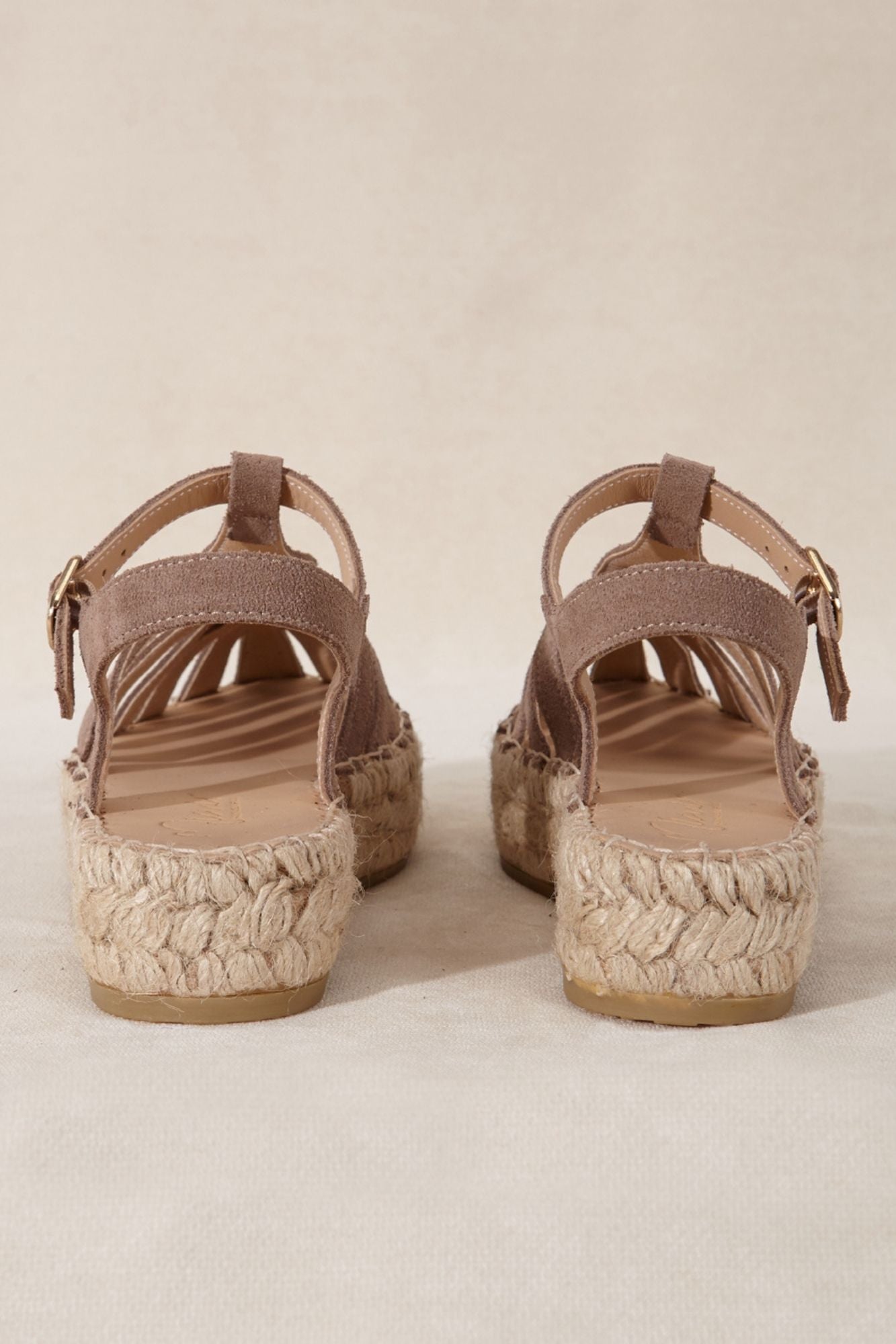 Sandalia plana con plataforma tejida y piel artesanal