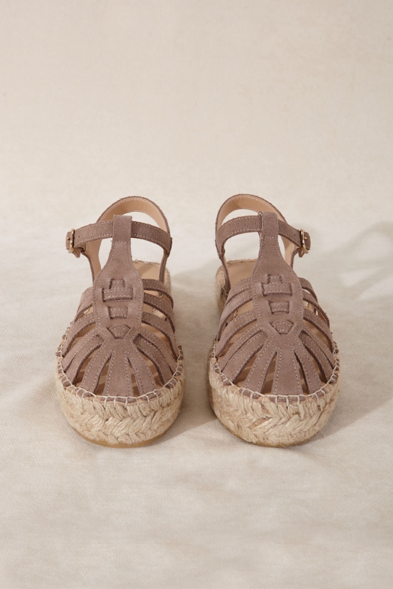 Sandalia de piel con correas color beige para verano