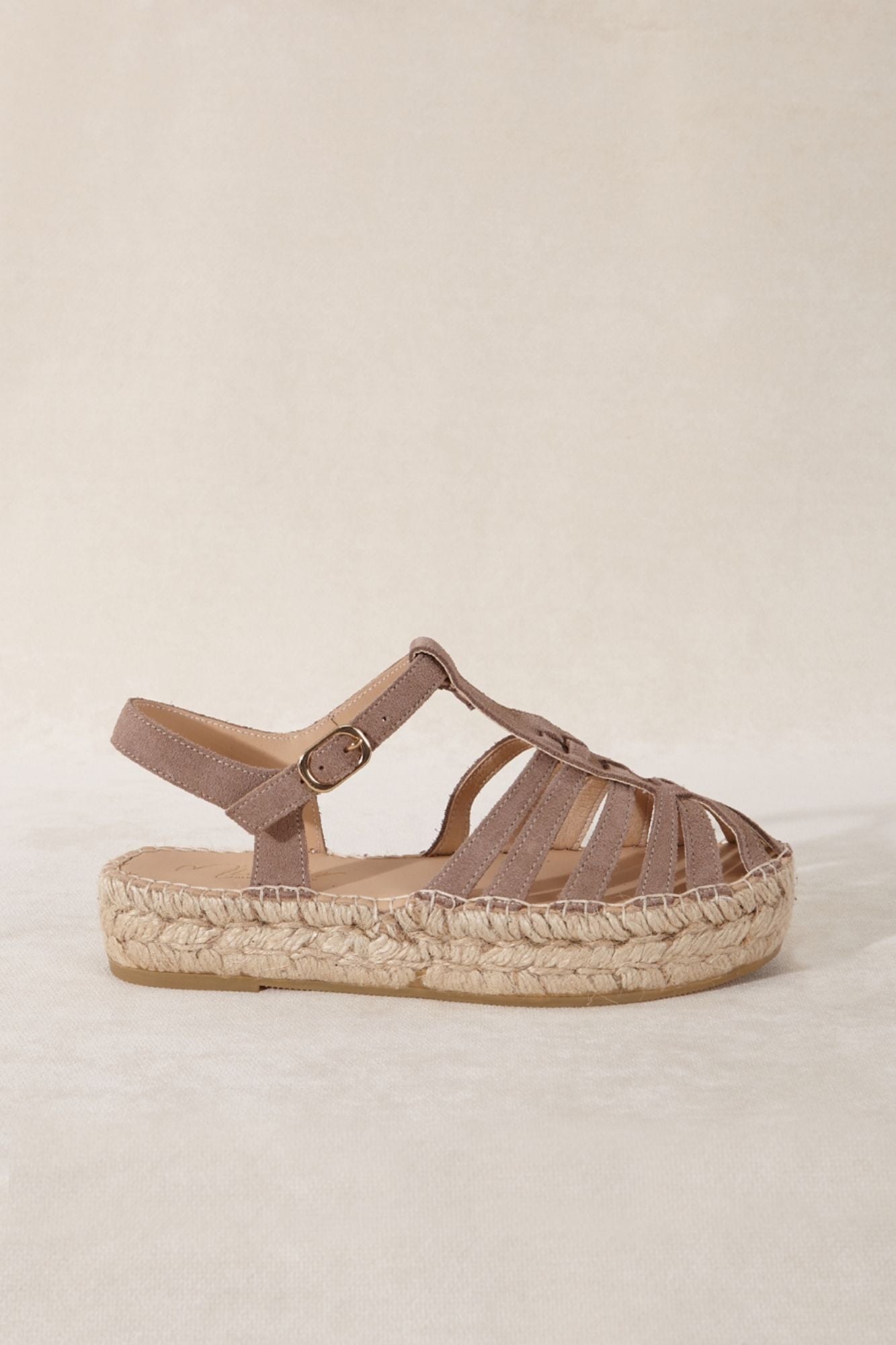 Sandalia color beige taupe con plataforma tejida hecha en España