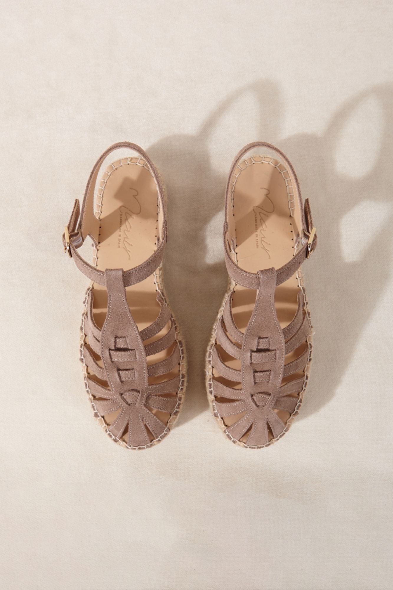 Sandalia de piel para el verano color taupe