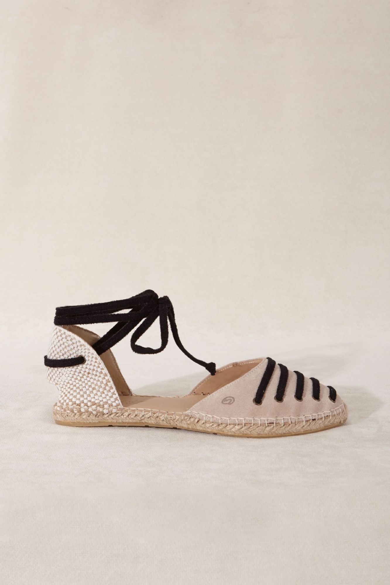 Alpargata artesanal color negro y beige para verano