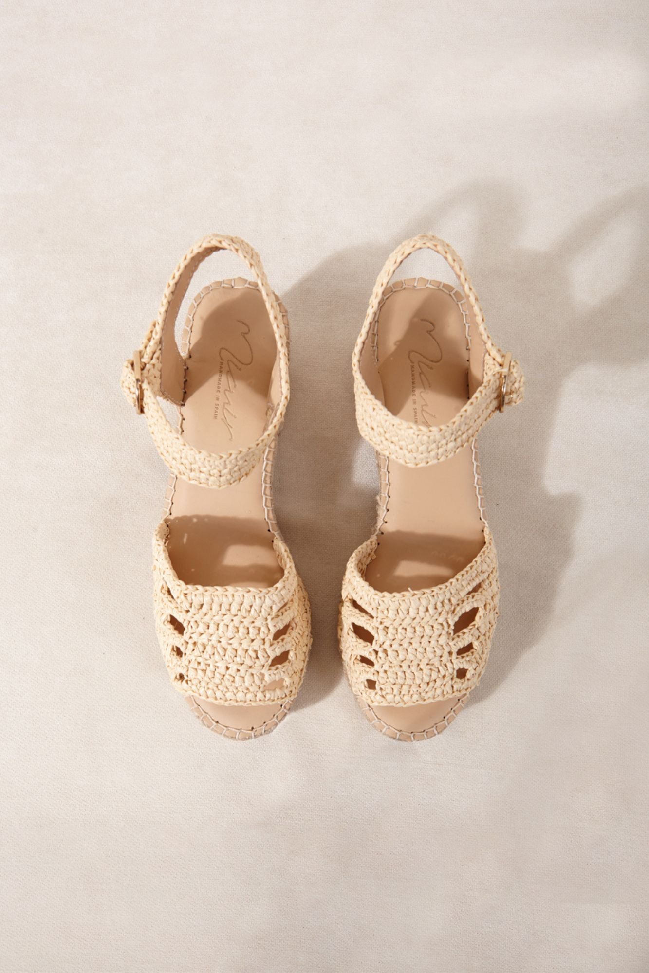 Sandalia para verano textura tejida rafia color crema artesanales hechas en españa
