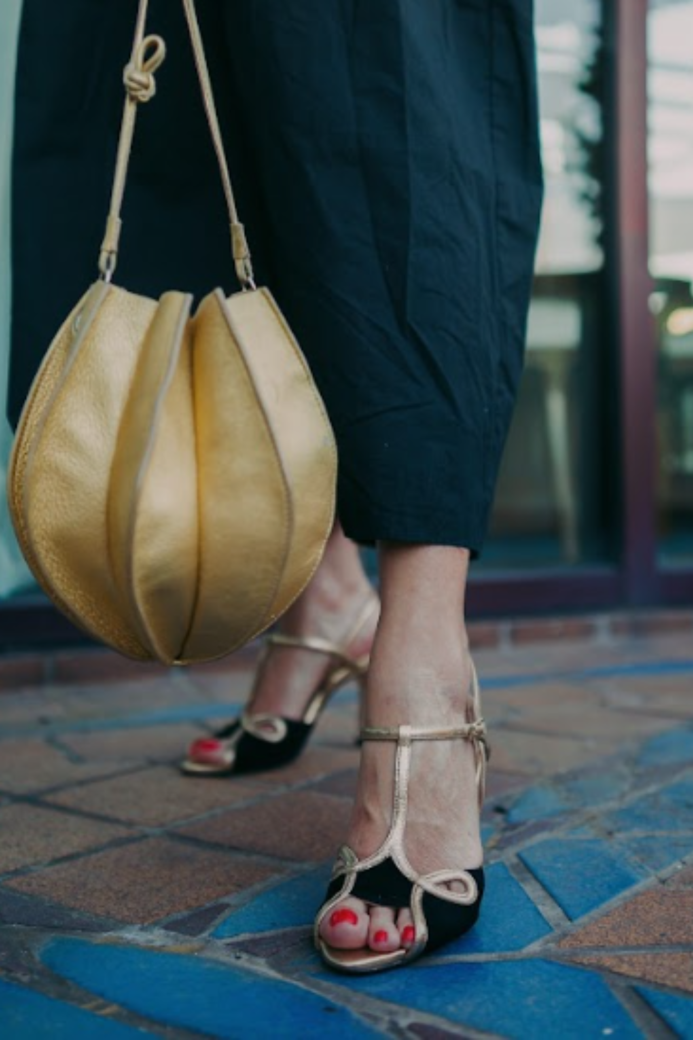 SANDALIA MIA ORO Y NEGRO 7CM