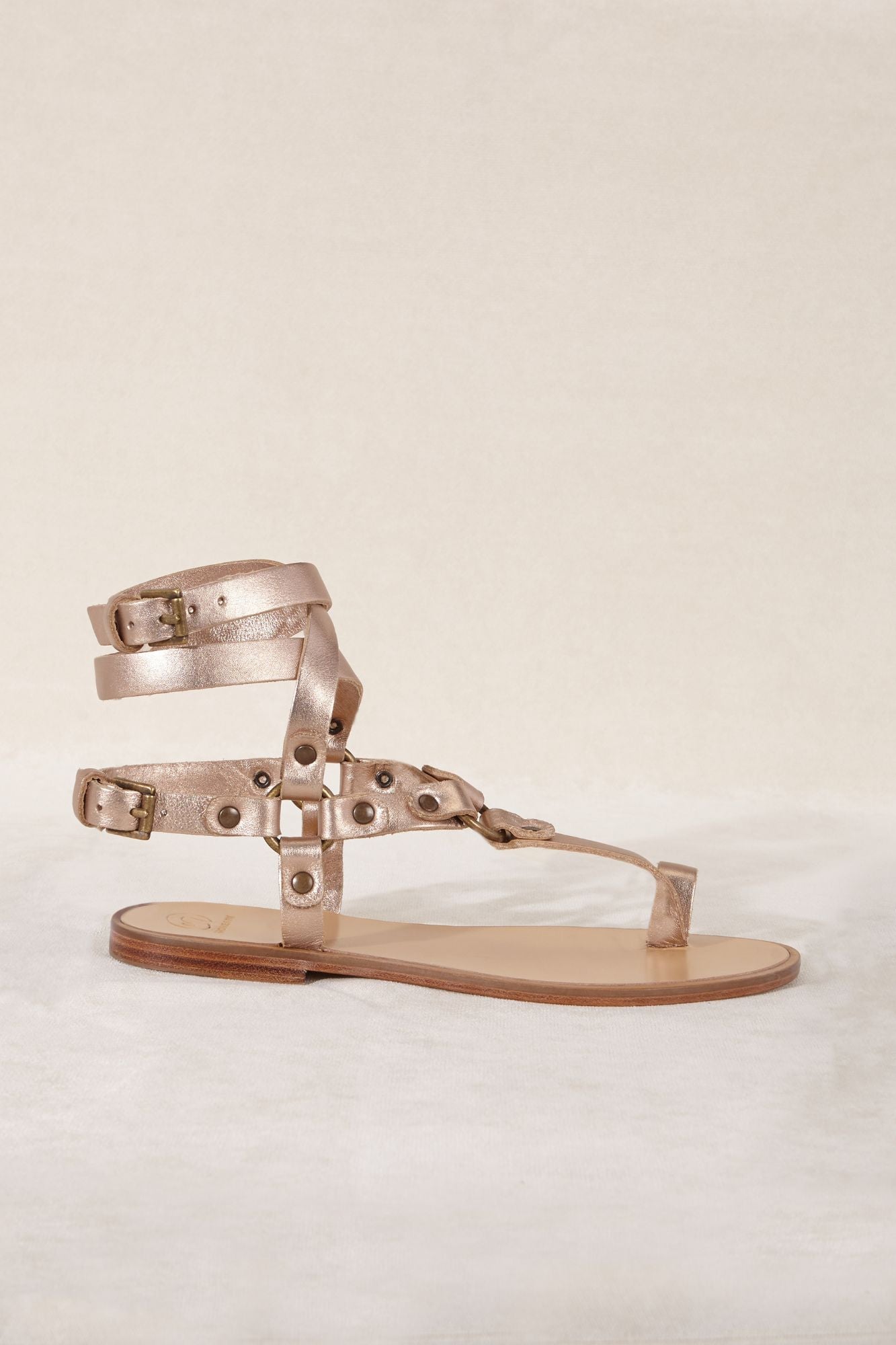 Sandalia esclava de piel color doradas para verano