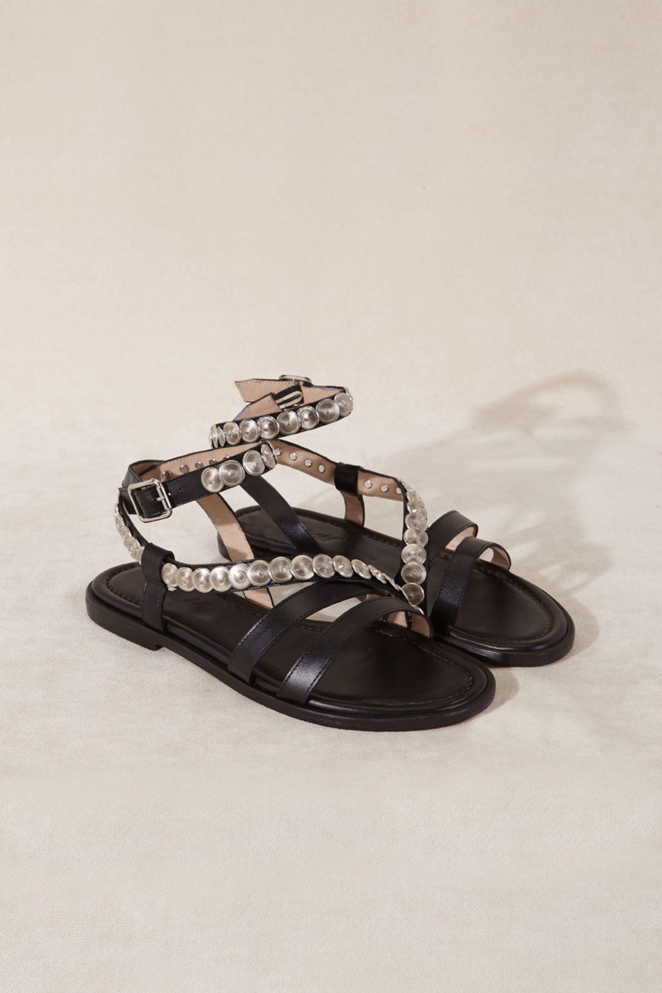 Sandalias negras con detalles de cadena color plata de piel hechas en España