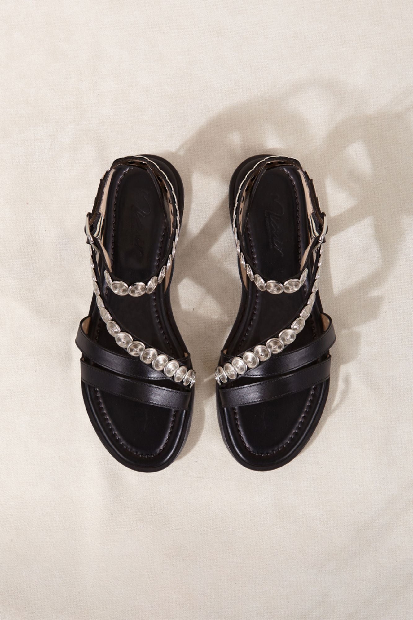 Sandalias planas negras de piel 100% artesanal con detalles metálicos hecho en España