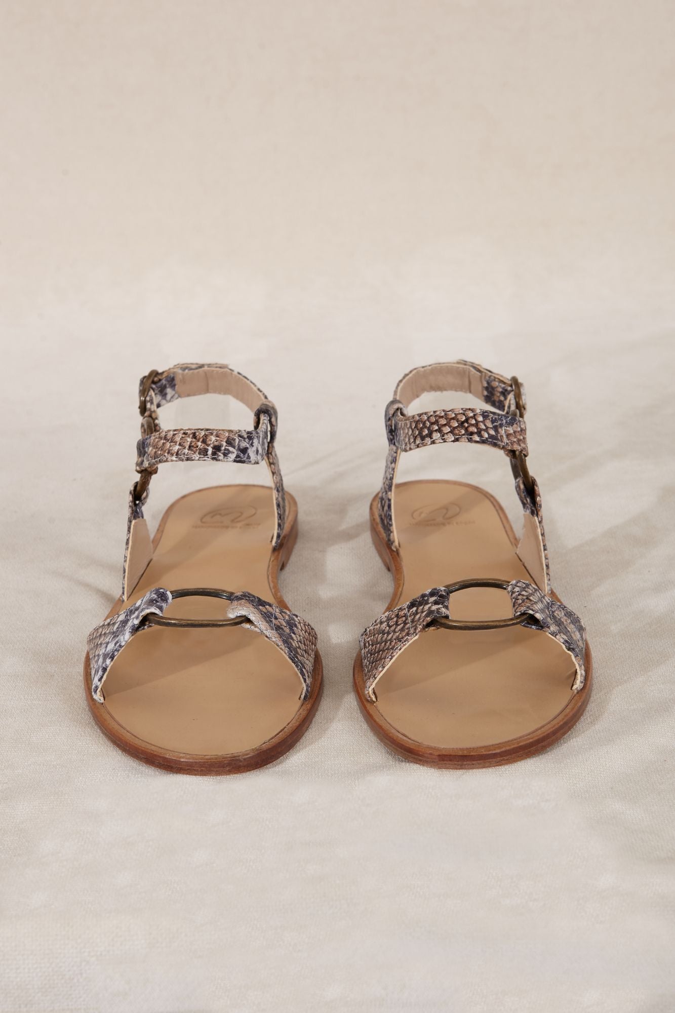 Sandalia plana de piel animal print snake para verano hecho en España con hebillas