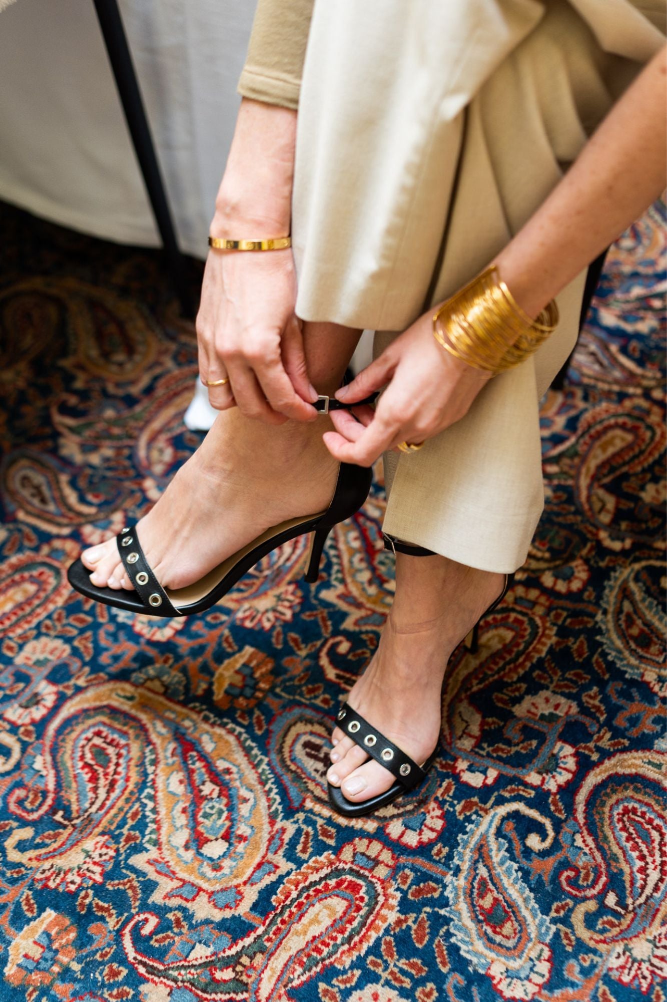 BLACK EYELETS SANDAL 9CM