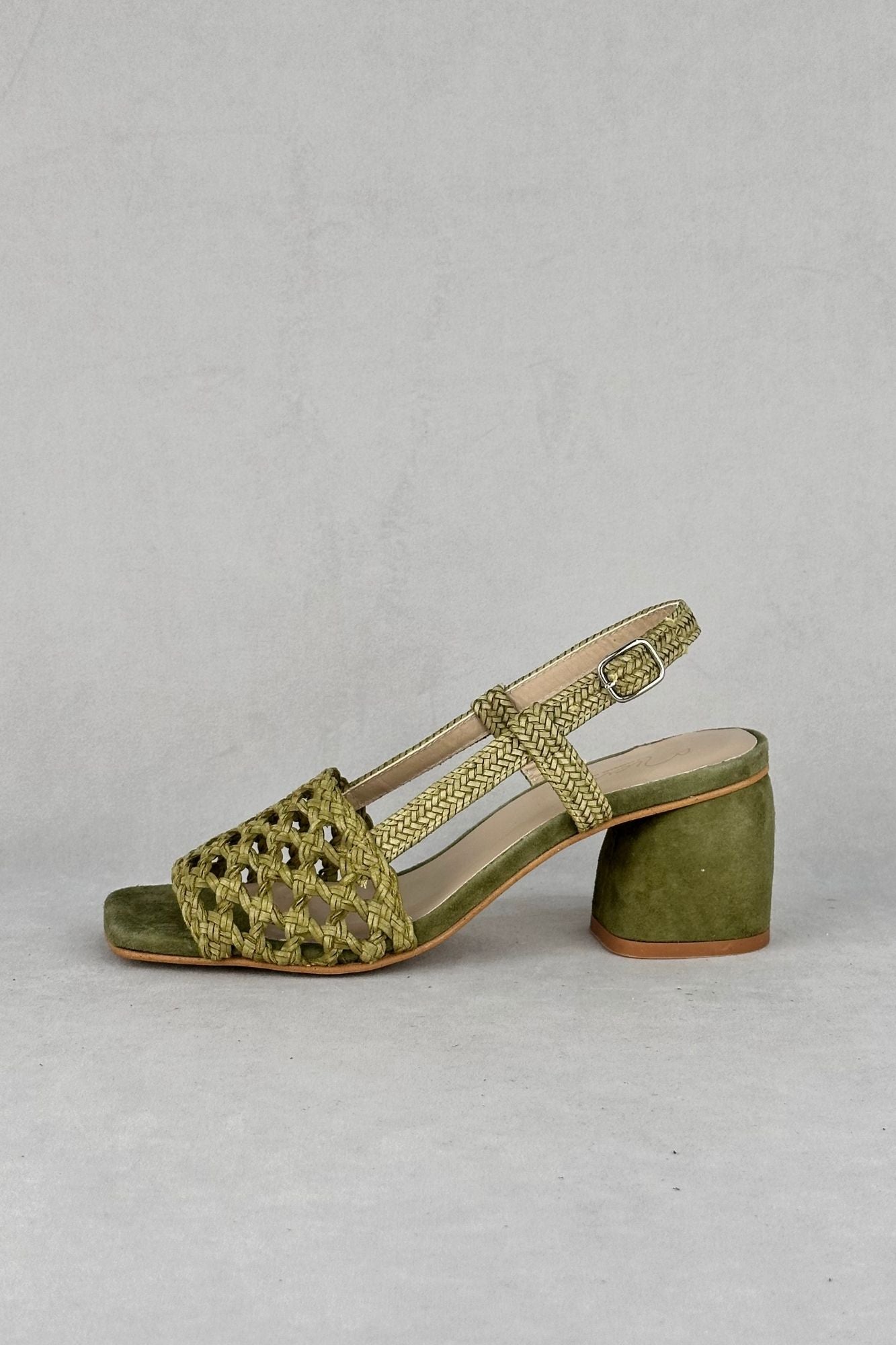 SANDALIA TRENZADA VERDE OLIVA TACON