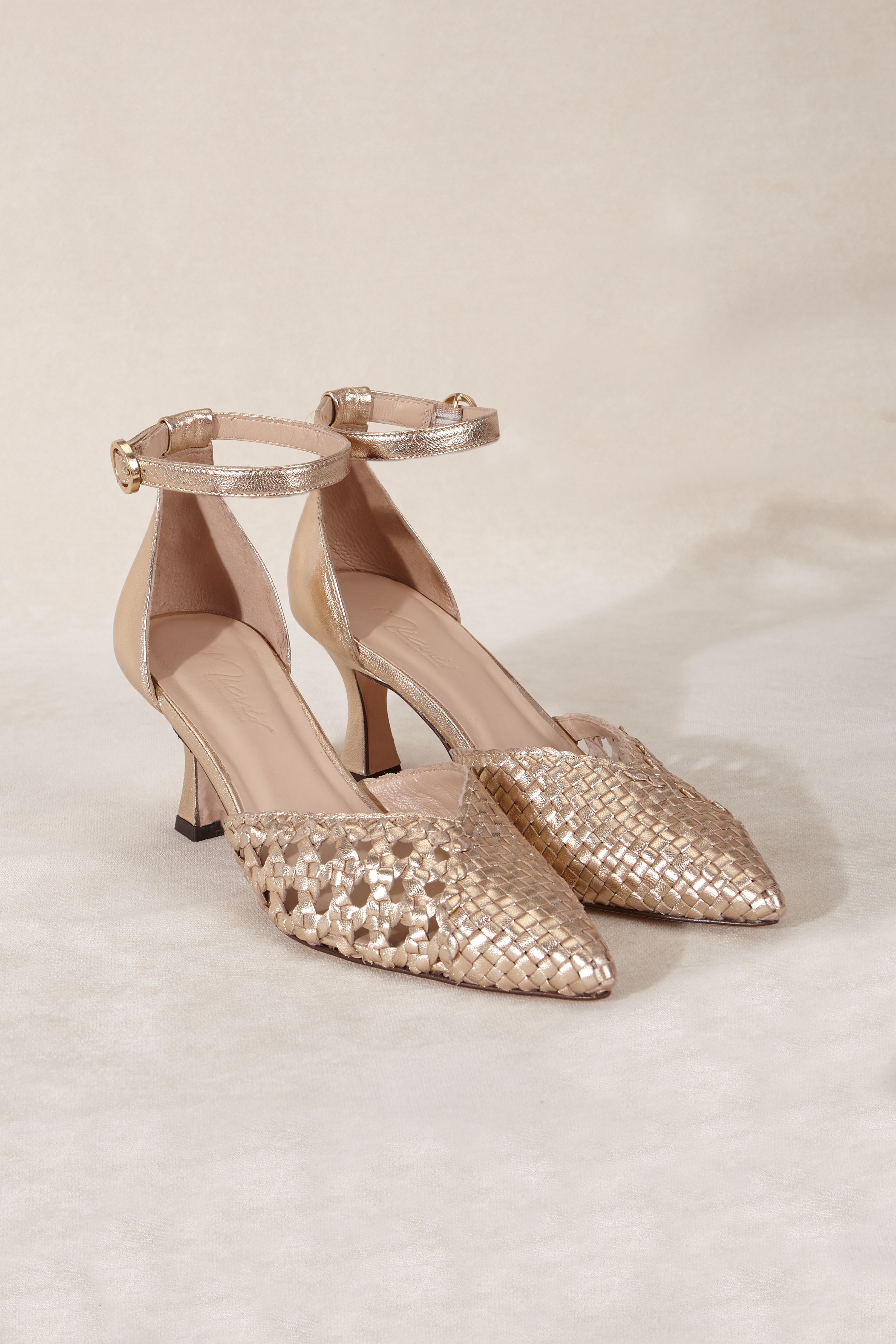 Toe sandal hand braided in leather